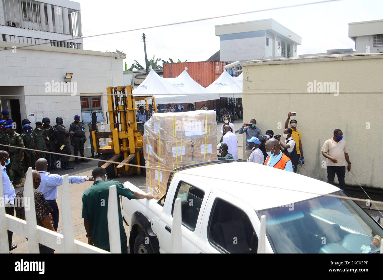 I funzionari della Commissione elettorale Nazionale indipendente e della polizia della Nigeria distribuiscono materiali sensibili a diverse aree del governo locale presso la Banca centrale della Nigeria a Benin City, nello Stato dell'Edo, il 17 settembre 2020. Lo Stato dell'Edo presenterà le proprie urne il 19 settembre nelle elezioni del governo. Il concorso governativo vedrà Godwin Obaseki, in carica, cercare di vincere un secondo mandato di quattro anni contro tutti i concorrenti del Congresso progressista Osagie Ize-Iyamu in quella che si prevede sarà una gara vicina. (Foto di Olukayode Jaiyeola/NurPhoto) Foto Stock