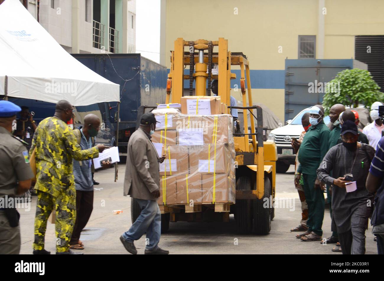 I funzionari della Commissione elettorale Nazionale indipendente e della polizia della Nigeria distribuiscono materiali sensibili a diverse aree del governo locale presso la Banca centrale della Nigeria a Benin City, nello Stato dell'Edo, il 17 settembre 2020. Lo Stato dell'Edo presenterà le proprie urne il 19 settembre nelle elezioni del governo. Il concorso governativo vedrà Godwin Obaseki, in carica, cercare di vincere un secondo mandato di quattro anni contro tutti i concorrenti del Congresso progressista Osagie Ize-Iyamu in quella che si prevede sarà una gara vicina. (Foto di Olukayode Jaiyeola/NurPhoto) Foto Stock