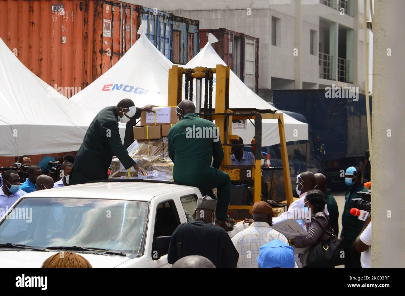 I funzionari della Commissione elettorale Nazionale indipendente e della polizia della Nigeria distribuiscono materiali sensibili a diverse aree del governo locale presso la Banca centrale della Nigeria a Benin City, nello Stato dell'Edo, il 17 settembre 2020. Lo Stato dell'Edo presenterà le proprie urne il 19 settembre nelle elezioni del governo. Il concorso governativo vedrà Godwin Obaseki, in carica, cercare di vincere un secondo mandato di quattro anni contro tutti i concorrenti del Congresso progressista Osagie Ize-Iyamu in quella che si prevede sarà una gara vicina. (Foto di Olukayode Jaiyeola/NurPhoto) Foto Stock