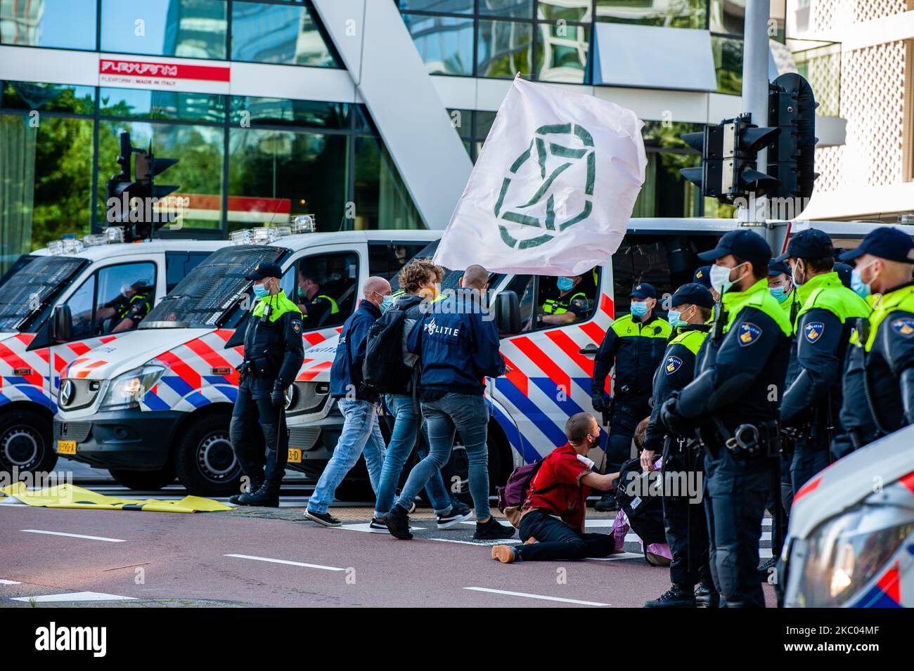 Gli attivisti del clima hanno bloccato la strada principale del distretto finanziario durante un atto di disobbedienza civile pacifica. Con queste azioni, XR chiede un'Assemblea dei cittadini per una politica climatica equa. Dopo alcune ore, molti di loro sono stati arrestati dalla polizia olandese. Il 18th settembre 2020 ad Amsterdam, Paesi Bassi. (Foto di Romy Arroyo Fernandez/NurPhoto) Foto Stock