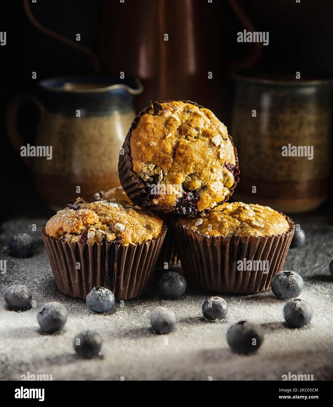 Muffin ai mirtilli, cibo scuro Fotografia Foto Stock