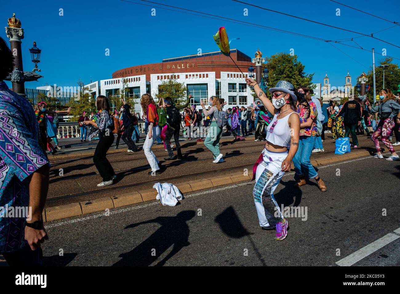 Manifestanti il 19th settembre 2020 ad Amsterdam, Paesi Bassi. Durante tutto il mese, il gruppo di attivisti climatici Extinction Rebellion nei Paesi Bassi ha pianificato una nuova campagna, con il nome di 'rivolta di settembre' per attirare l'attenzione sulla crisi climatica ed ecologica. Al Museumplein, ad Amsterdam, centinaia di attivisti della XR hanno ballato per chiedere azioni contro il cambiamento climatico in ciò che i manifestanti hanno definito ''disco-pubblico civile''. Gli attivisti sventolarono le bandiere e ballarono in canzoni tra cui l'hit del 1977 di Bee Gees, Stayin' Alive. Dopo la Museumplein gli attivisti si sono bloccati per alcuni minuti uno dei più Foto Stock