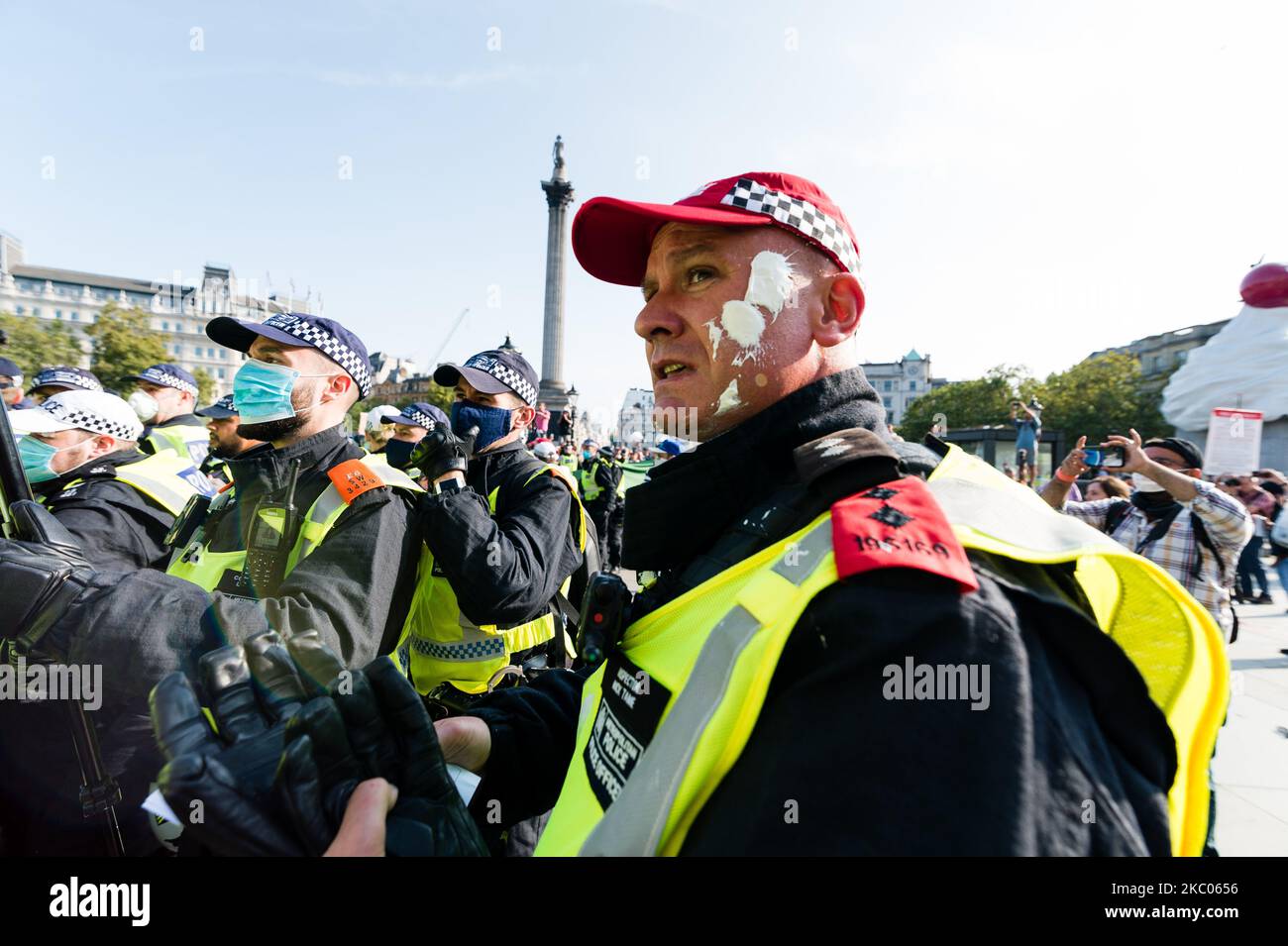 Poliziotto coperto di vernice bianca durante la protesta contro l'Anti-Vax a Trafalgar Square durante la protesta contro le restrizioni di blocco, l'uso della maschera e la proposta di vaccino a Londra, Gran Bretagna, 19 settembre 2020. (Foto di Maciek Musialek/NurPhoto) Foto Stock