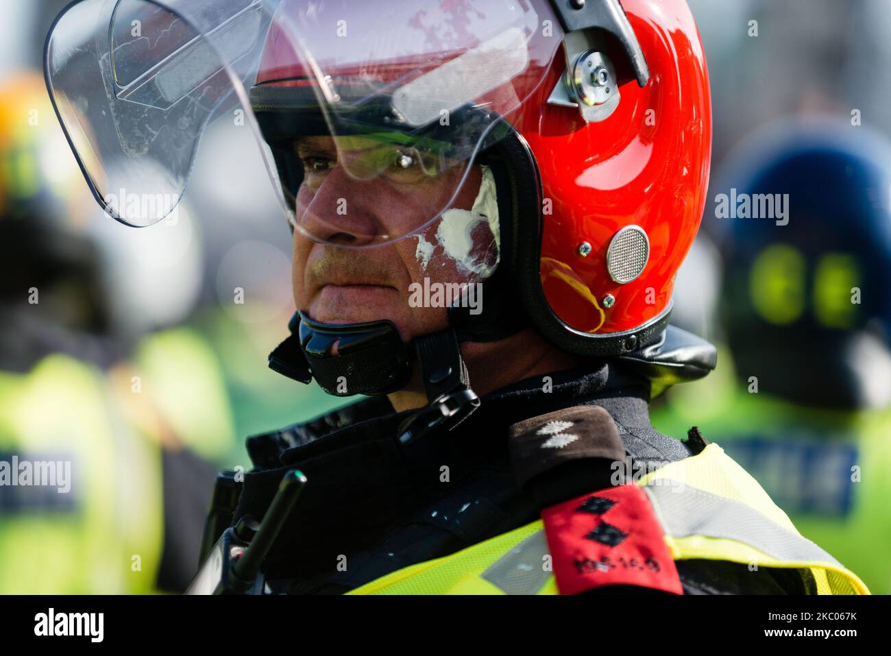 Poliziotto coperto di vernice bianca durante la protesta contro l'Anti-Vax a Trafalgar Square durante la protesta contro le restrizioni di blocco, l'uso della maschera e la proposta di vaccino a Londra, Gran Bretagna, 19 settembre 2020. (Foto di Maciek Musialek/NurPhoto) Foto Stock