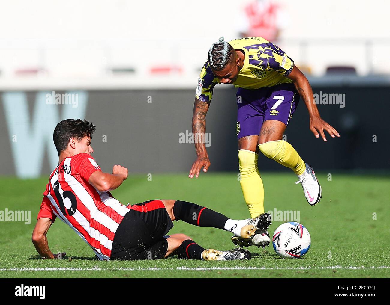 Christian Norgaard di Brentford combattendo per il possesso wiyh Juninho Bacuna di Huddersfield Town durante la partita Sky Bet Championship tra Brentford e Huddersfield Town a Griffin Park, Londra, Regno Unito, il 19 settembre 2020. (Foto di Jacques Feeney/MI News/NurPhoto) Foto Stock