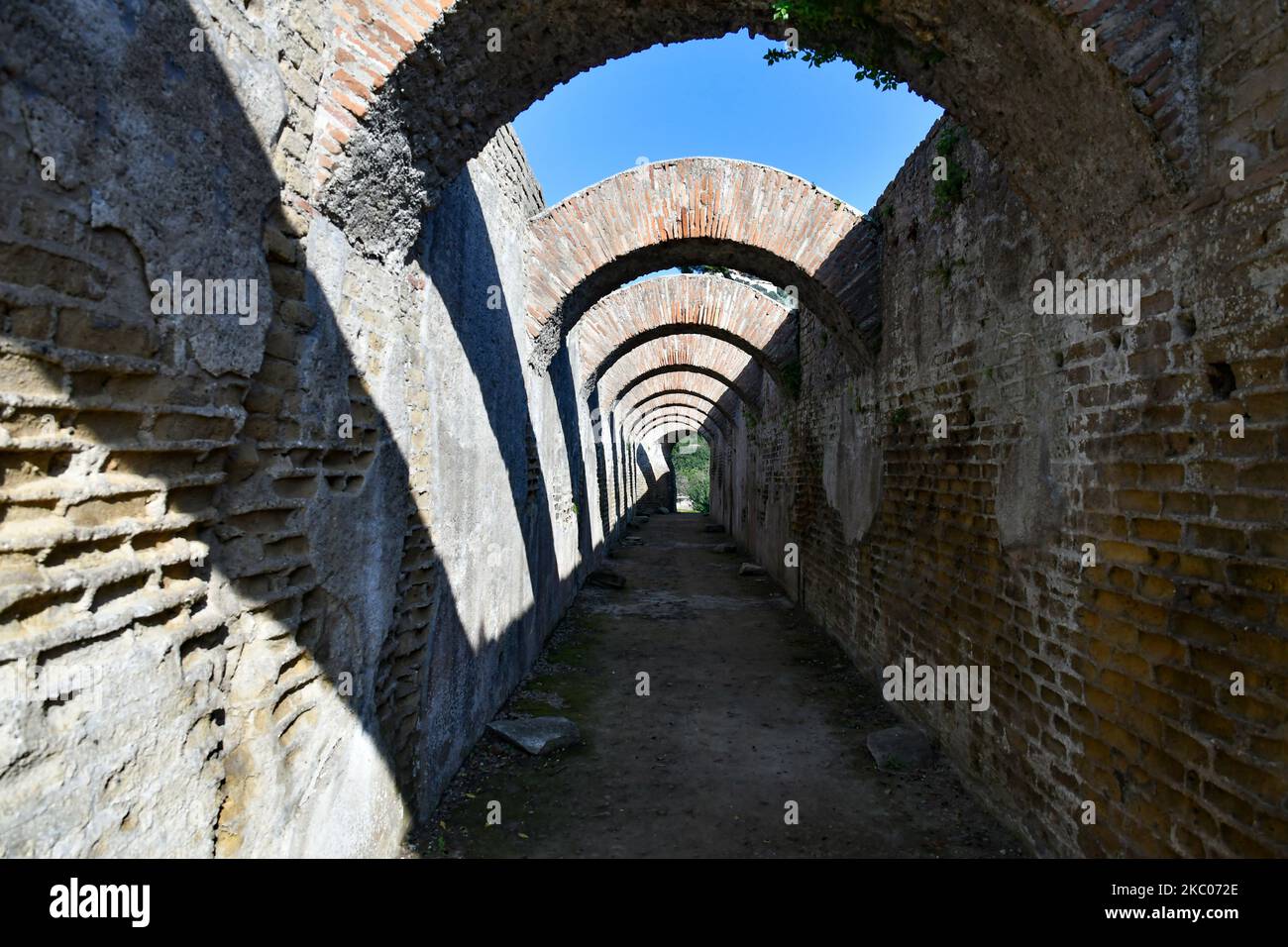 Un passaggio sotto gli archi delle antiche terme romane di Baia, nei pressi di Napoli in Italia. Foto Stock