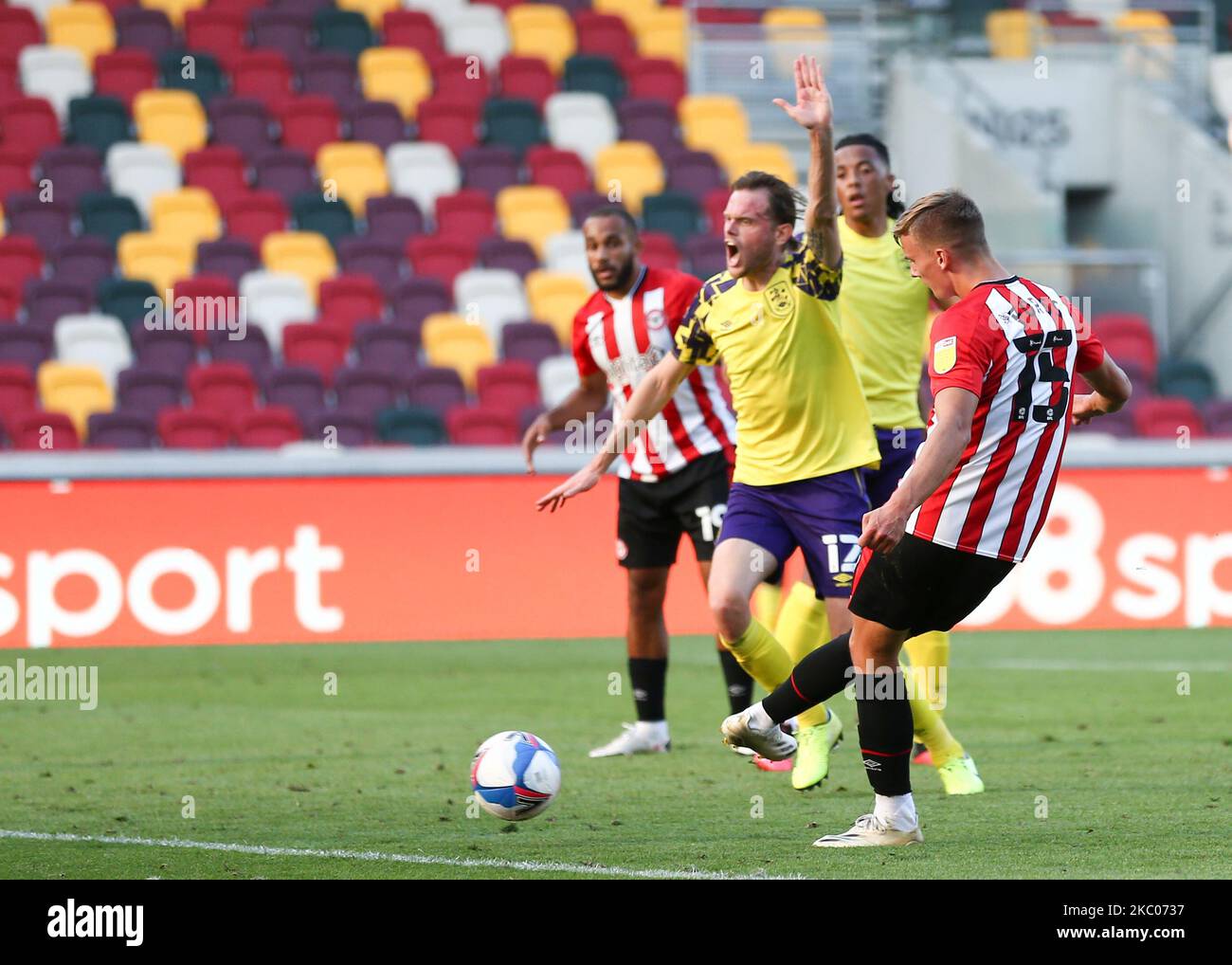 Marcus Forss di Brentford segnò il secondo gol delle sue squadre durante la partita del campionato Sky Bet tra Brentford e Huddersfield Town a Griffin Park, Londra, Regno Unito, il 19 settembre 2020. (Foto di Jacques Feeney/MI News/NurPhoto) Foto Stock