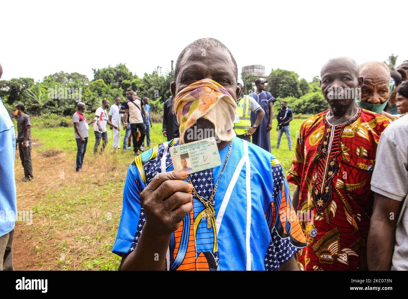 Un uomo ha la sua carta di voto permanente esposta poco dopo il voto durante le elezioni del governatorato a Benin City, Edo state. Mentre gli elettori si sono riuniti per i sondaggi nello Stato Edo, il governatore in carica Godwin Obaseki del Partito democratico popolare (PDP) per un secondo mandato, in mezzo alla pandemia COVID-19. (Foto di Olukayode Jaiyeola/NurPhoto) Foto Stock