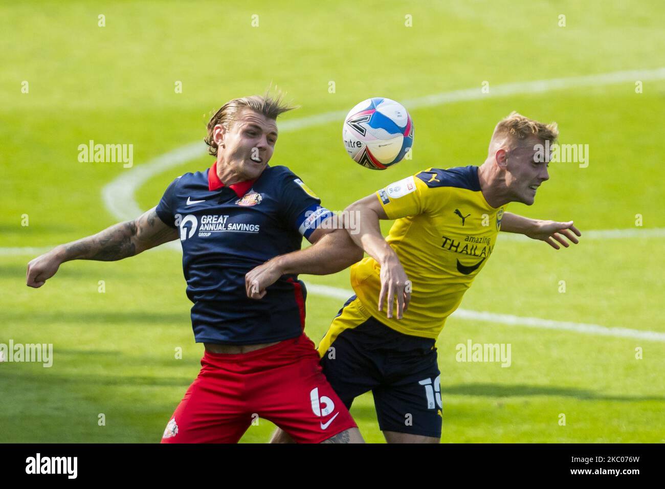 Max Power of Sunderland e Mark Sykes of Oxford United durante la partita della Sky Bet League 1 tra Oxford United e Sunderland al Kassam Stadium di Oxford, Inghilterra, il 19 settembre 2020. (Foto di Leila Coker/MI News/NurPhoto) Foto Stock