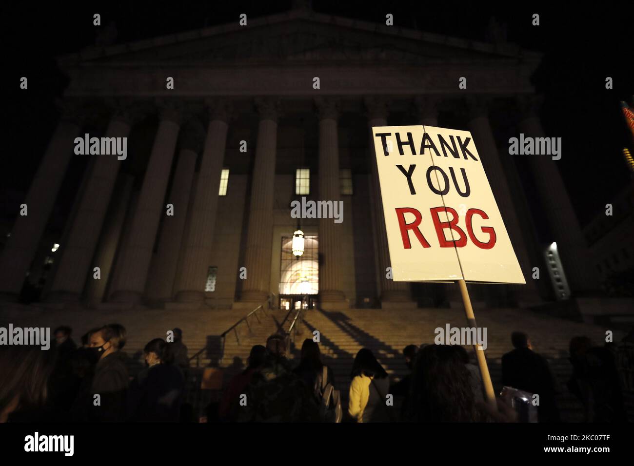 La gente si riunisce davanti al Foley Square Courthouse in memoriam a Justice Ruth Bader Ginsburg il 19 settembre 2020 a New York City. Giustizia Ginsburg è stato un sostenitore della parità di genere e dei diritti delle donne e una voce liberale della Corte. (Foto di John Lamparski/NurPhoto) Foto Stock