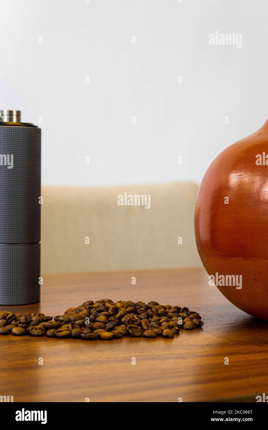 I chicchi di caffè su un mucchio di caffè macinato sono primi piani. Foto Stock