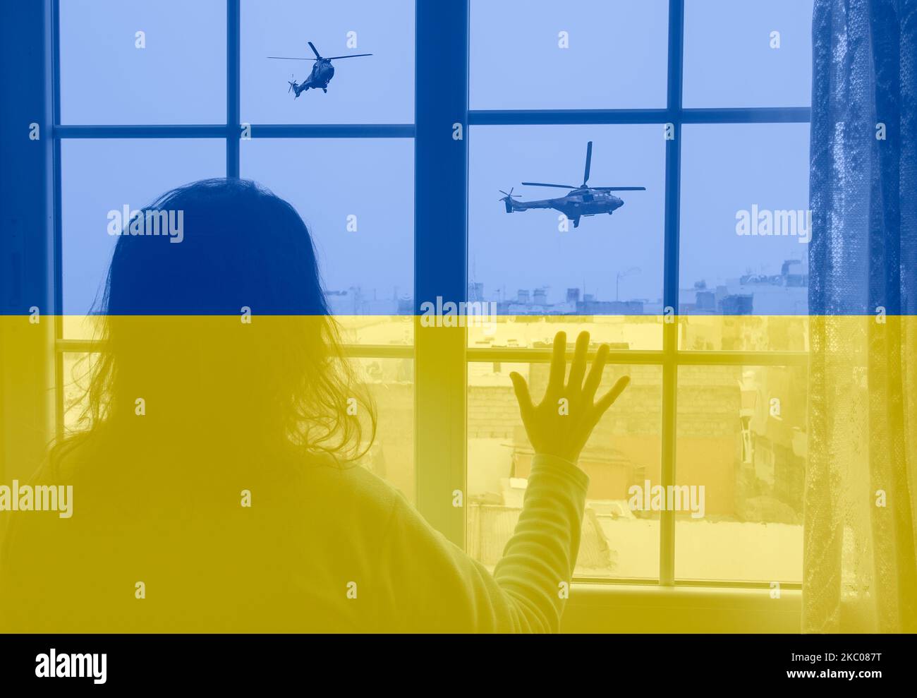 Donna alla finestra che guarda elicotteri militari con bandiera dell'Ucraina sovrastata. Russia, guerra, conflitto, rifugiati, obiettivo civile... concetto Foto Stock