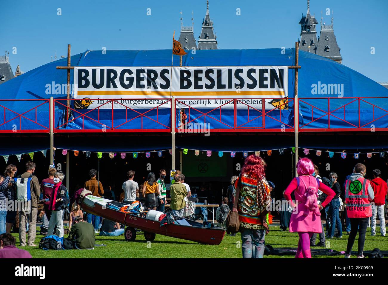 La gente si trova all'interno e all'esterno della tenda principale, dove si svolgono importanti colloqui sul clima, durante il campo della ribellione d'estinzione situato al Museumplein, ad Amsterdam, il 19th settembre 2020. (Foto di Romy Arroyo Fernandez/NurPhoto) Foto Stock