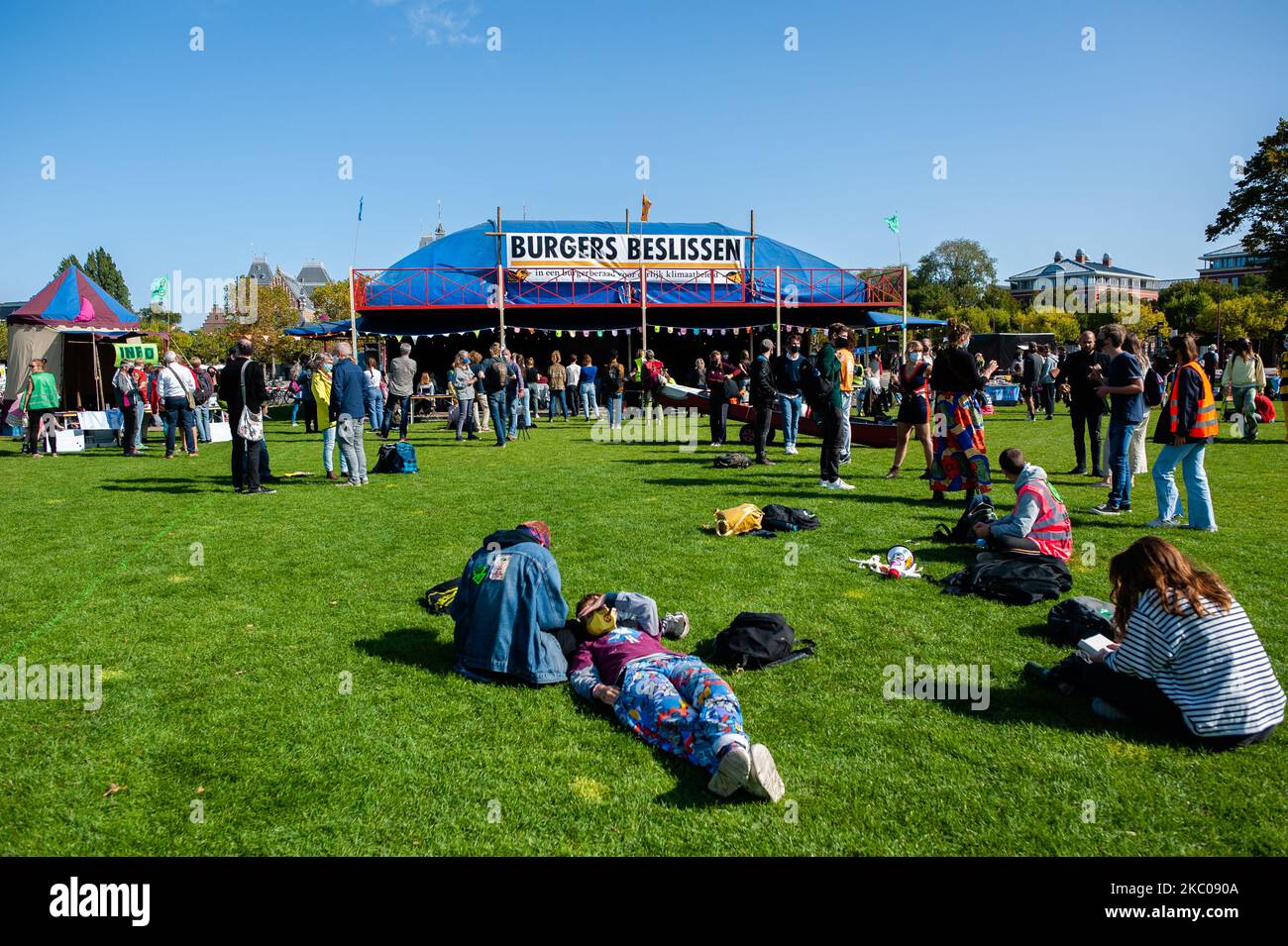 Le persone sono in posa sul pavimento, durante il campo della ribellione d'estinzione situato al Museumplein, ad Amsterdam, il 19th settembre 2020. (Foto di Romy Arroyo Fernandez/NurPhoto) Foto Stock