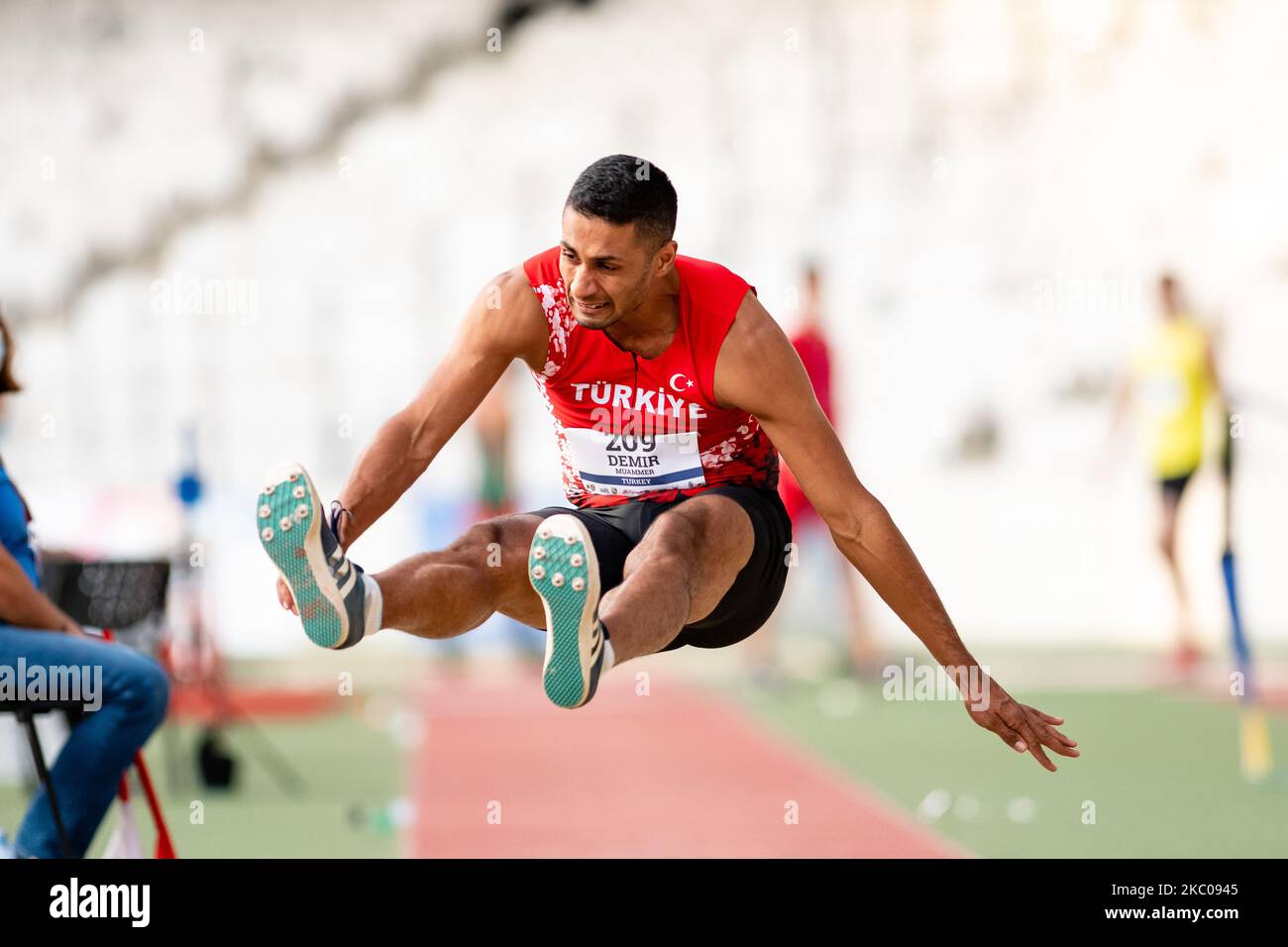 Mummer Demir salta in finale di salto lungo maschile durante i Campionati di atletica balcanica senior, a Cluj Arena, Cluj-Napoca, Romania, 19 settembre 2020 (Foto di Flaviu Buboi/NurPhoto) Foto Stock