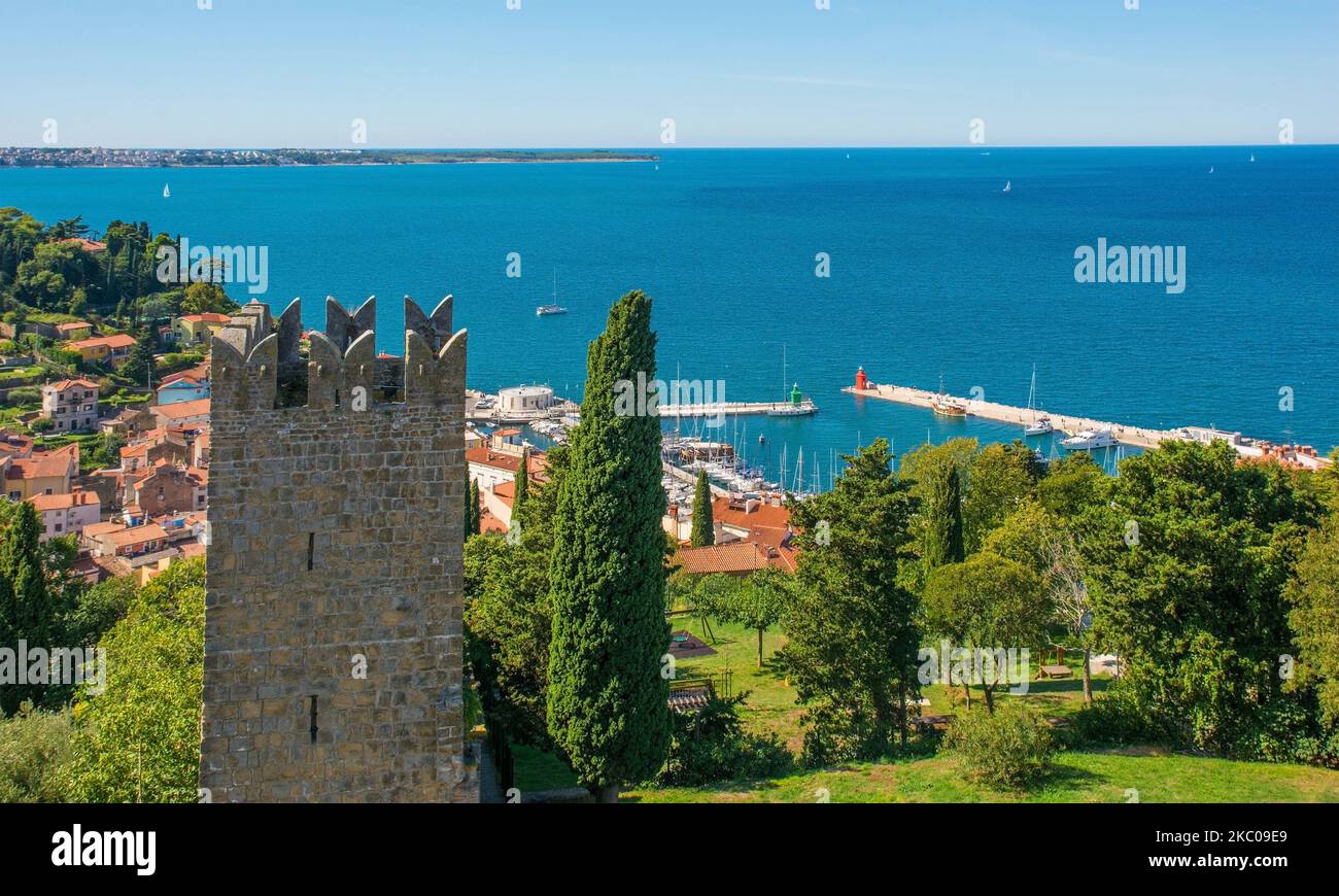 Parte delle mura difensive del 7th ° secolo della città costiera di Pirano in Slovenia. Questa è la vista della città da parte della terza parete Foto Stock