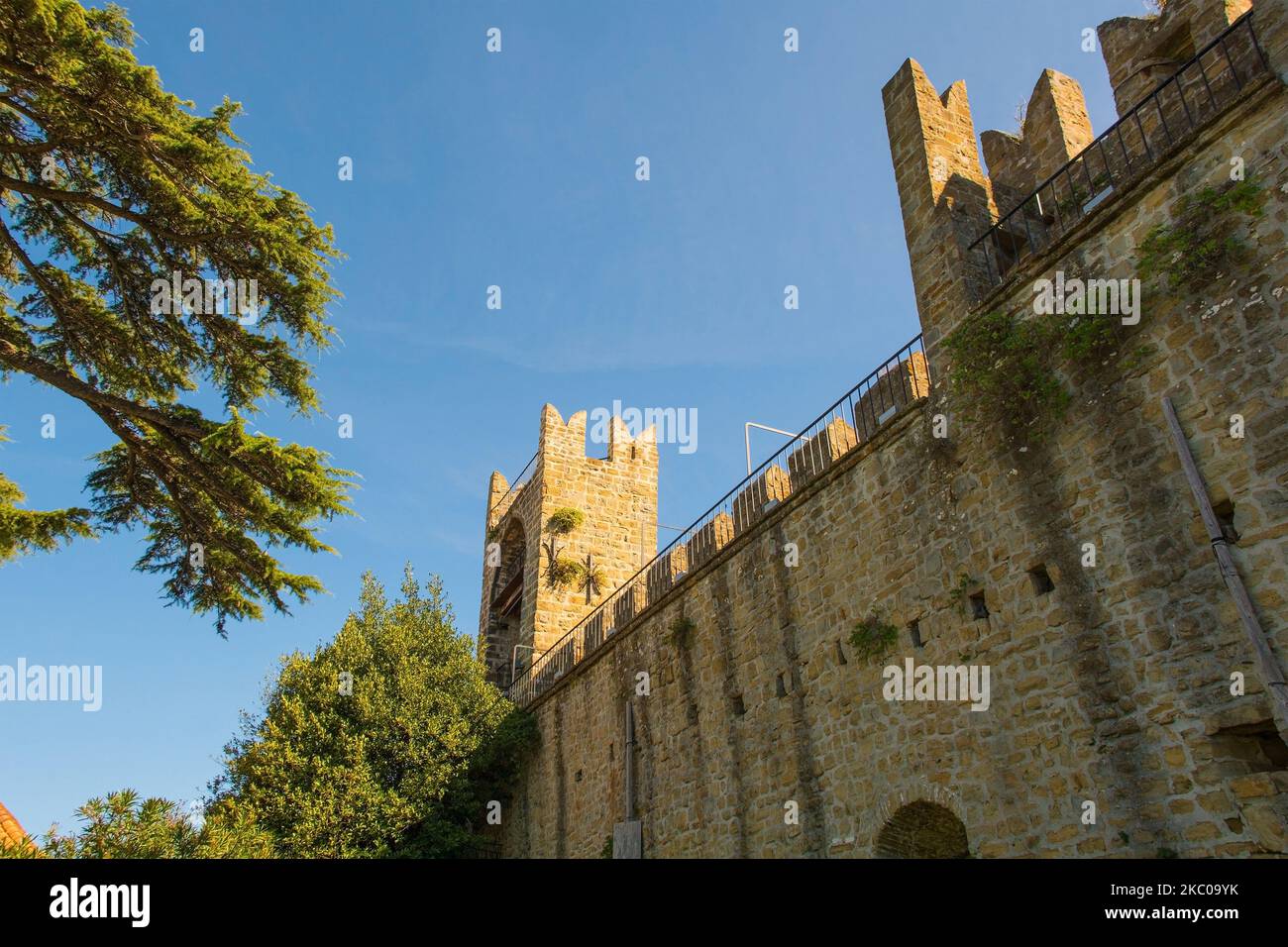 Parte delle mura difensive del 7th ° secolo della città costiera di Pirano in Slovenia. Fa parte della terza parete Foto Stock