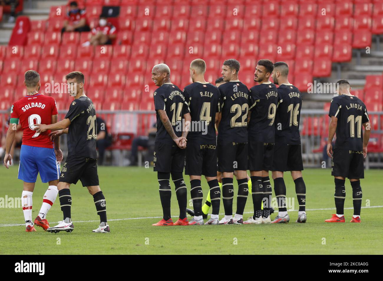 Pere Pons, Deyverson, Ely, Lejeune e Joselu in difesa durante la partita la Liga tra Granada CF e Deportivo Alaves allo stadio Nuevo Los Carmenes il 20 settembre 2020 a Granada, Spagna. (Foto di Álex Cámara/NurPhoto) Foto Stock