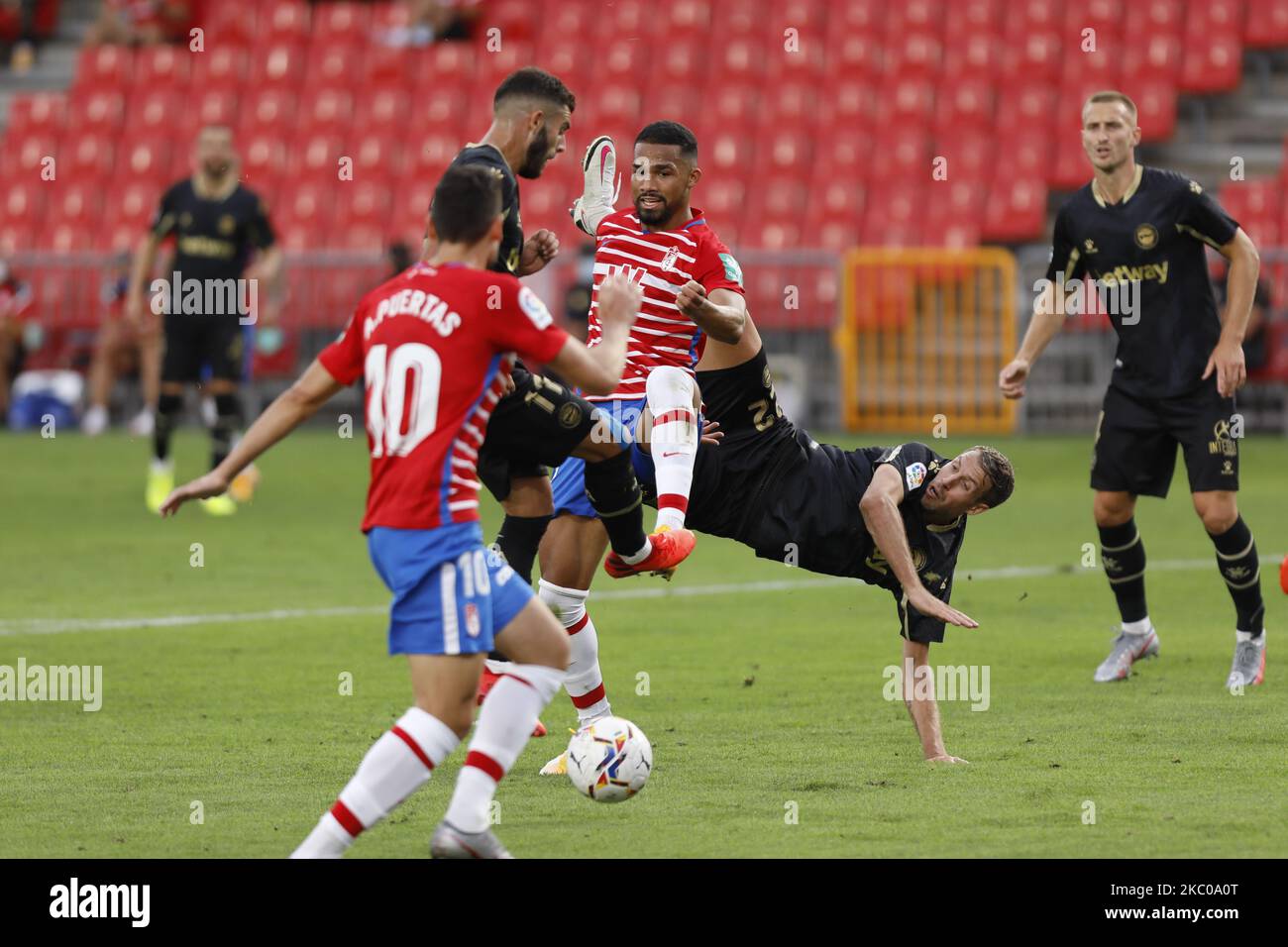 Lejeune cade con Yangel Herrera, durante la partita la Liga tra Granada CF e Deportivo Alaves allo stadio Nuevo Los Carmenes il 20 settembre 2020 a Granada, Spagna. (Foto di Álex Cámara/NurPhoto) Foto Stock