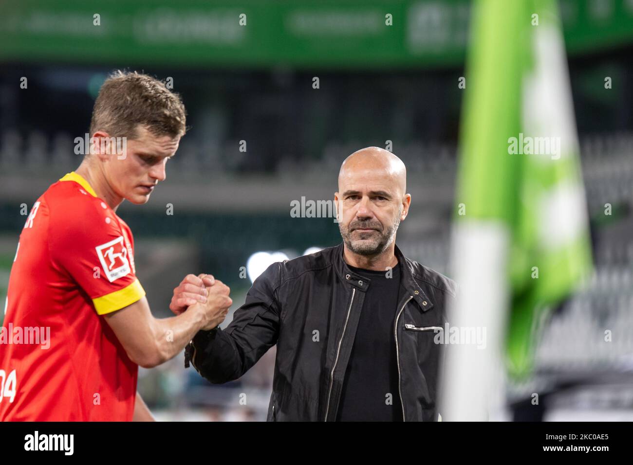 Allenatore di testa Peter Bosz e Sven Bender di Bayer 04 Leverkusen con la stretta di mano dopo la partita della Bundesliga tra VfL Wolfsburg e Bayer 04 Leverkusen alla Volkswagen Arena il 20 settembre 2020 a Wolfsburg, Germania. (Foto di Peter Niedung/NurPhoto) Foto Stock