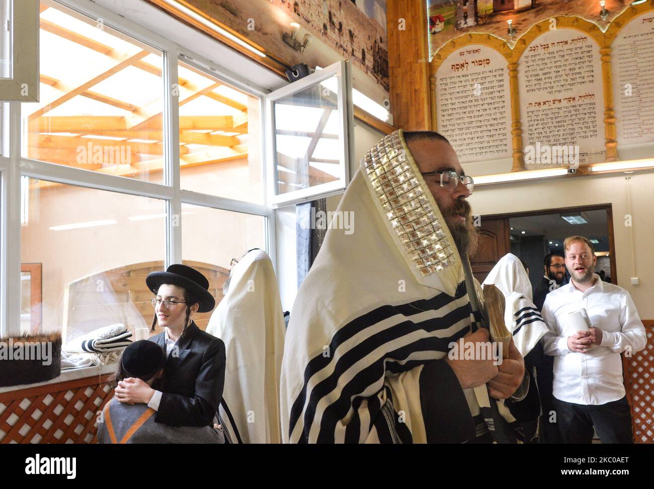 Un gruppo di ebrei ortodossi che prega l'ultimo giorno di Rosh Hashanah, il Capodanno ebraico, nella sinagoga del Centro per la storia e la cultura degli ebrei polacchi a Dynow. Oltre 150 ebrei ortodossi provenienti da tutto il mondo hanno partecipato a Dynow alla celebrazione di Rosh Hashanah (anno 5781 nel calendario ebraico). Un altro scopo del pellegrinaggio per molti fu la visita al luogo di riposo di CWi Elimelech spira (1783-1841), un famoso rabbino hassidico in Polonia, e il 81st° anniversario del primo omicidio di massa di ebrei da parte dei nazisti tedeschi. Durante l'invasione tedesca della Polonia, nel settembre 1939, Wehrm Foto Stock