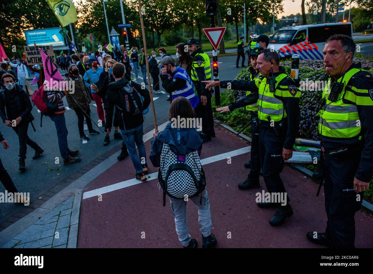 Migliaia di attivisti della ribellione di estinzione hanno bloccato la strada principale del distretto finanziario durante un atto di pacifica disobbedienza civile, ad Amsterdam, nei Paesi Bassi, il 21 settembre 2020. (Foto di Romy Arroyo Fernandez/NurPhoto) Foto Stock