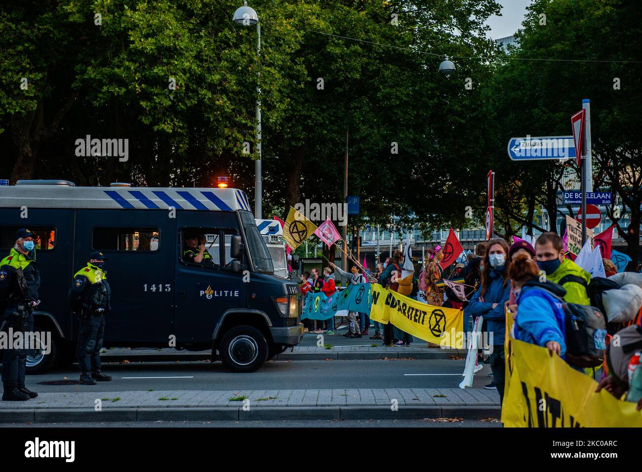 Migliaia di attivisti della ribellione di estinzione hanno bloccato la strada principale del distretto finanziario durante un atto di pacifica disobbedienza civile, ad Amsterdam, nei Paesi Bassi, il 21 settembre 2020. (Foto di Romy Arroyo Fernandez/NurPhoto) Foto Stock