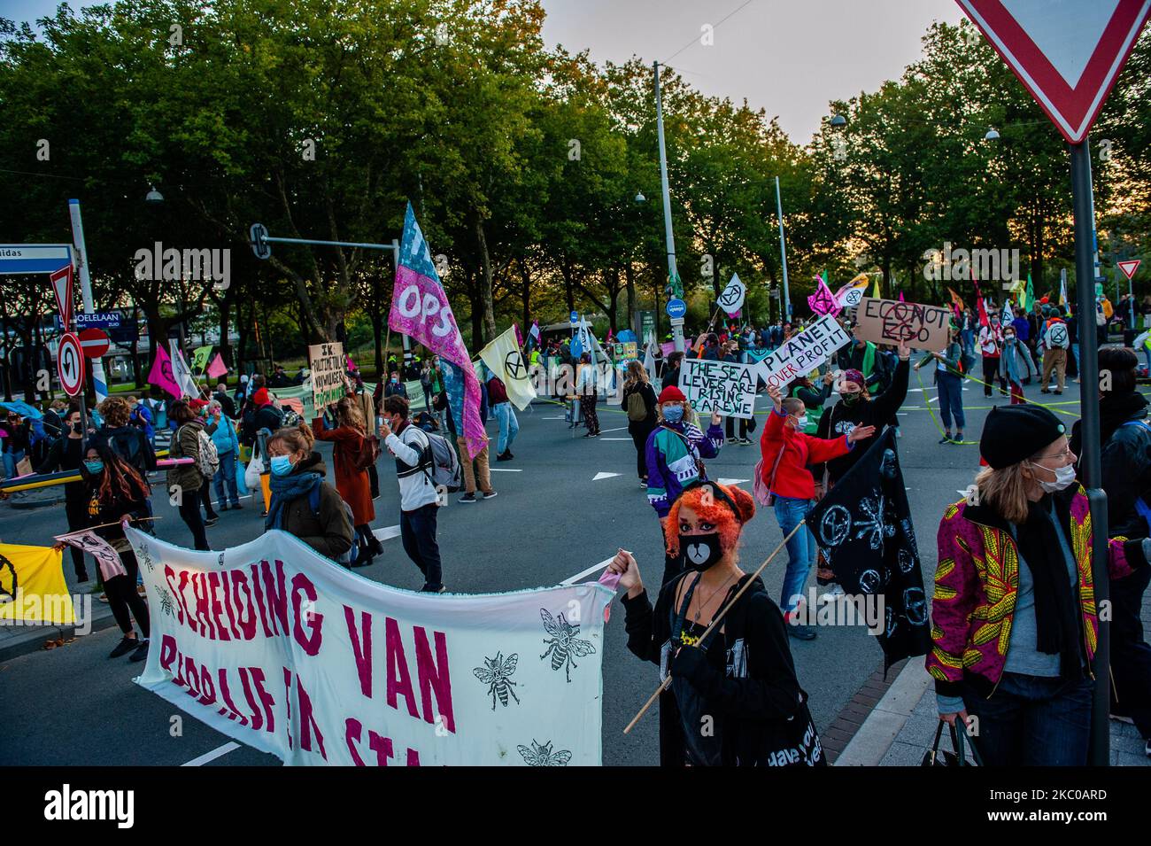 Migliaia di attivisti della ribellione di estinzione hanno bloccato la strada principale del distretto finanziario durante un atto di pacifica disobbedienza civile, ad Amsterdam, nei Paesi Bassi, il 21 settembre 2020. (Foto di Romy Arroyo Fernandez/NurPhoto) Foto Stock