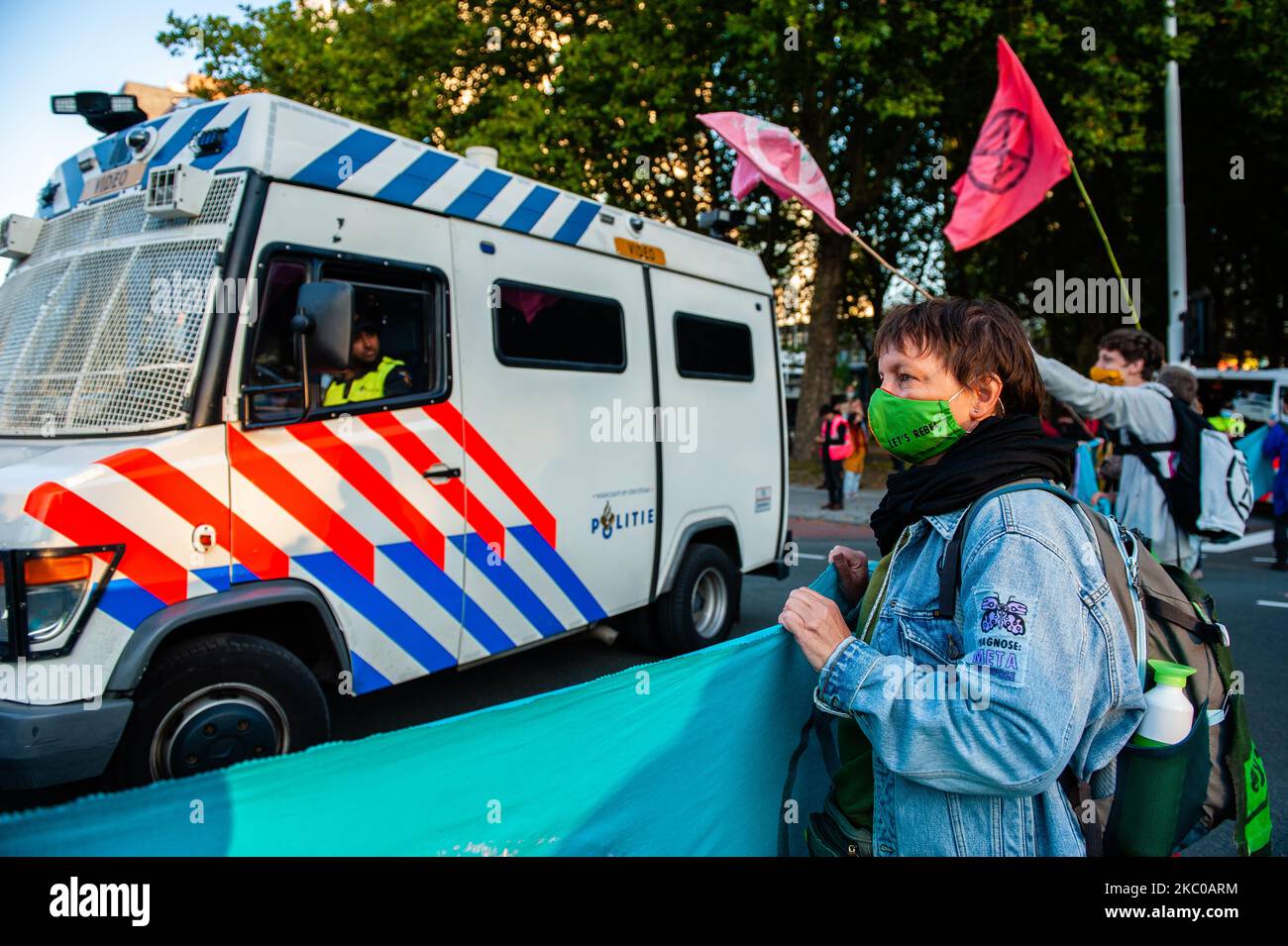 Migliaia di attivisti della ribellione di estinzione hanno bloccato la strada principale del distretto finanziario durante un atto di pacifica disobbedienza civile, ad Amsterdam, nei Paesi Bassi, il 21 settembre 2020. (Foto di Romy Arroyo Fernandez/NurPhoto) Foto Stock