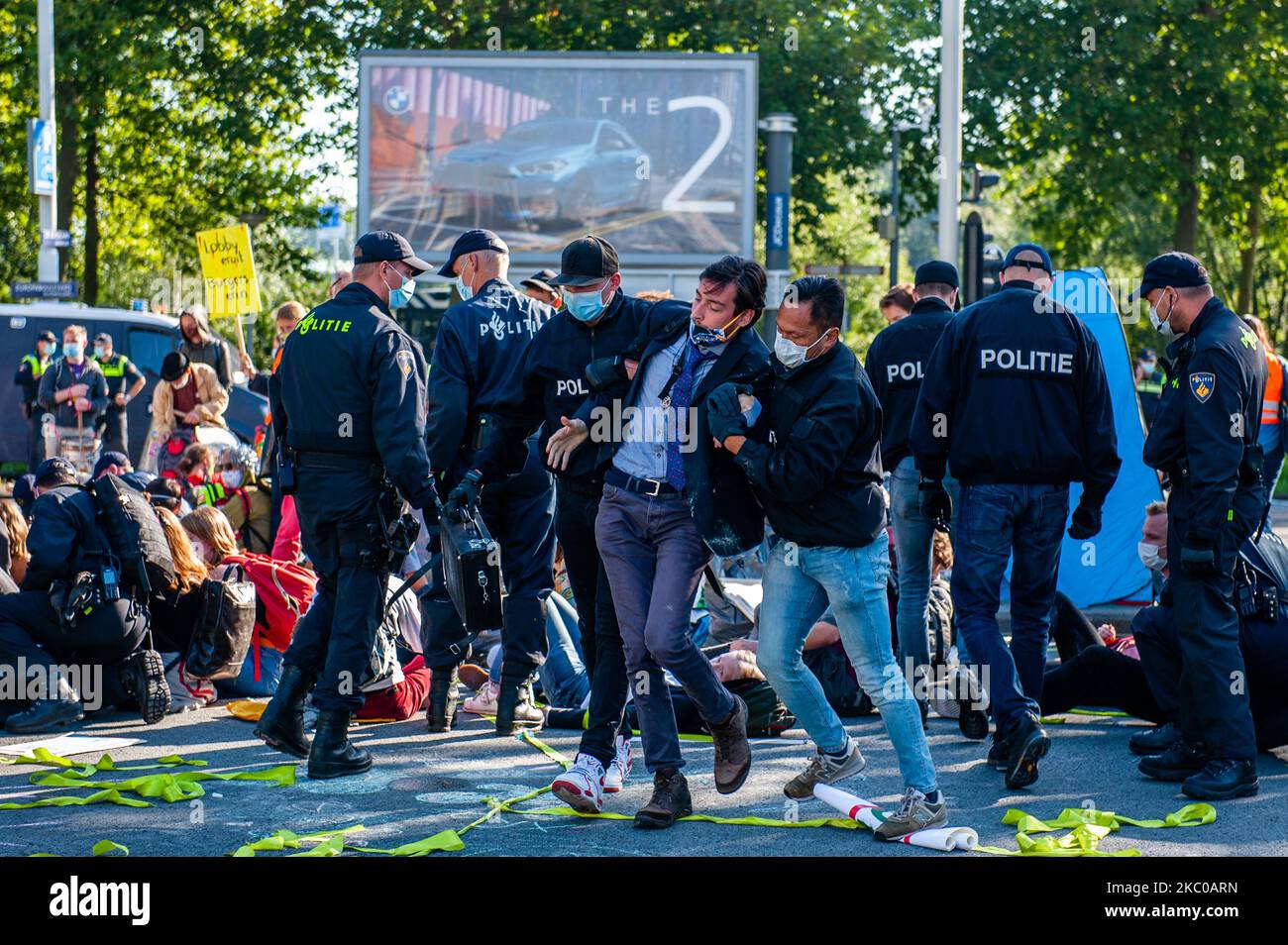 Migliaia di attivisti della ribellione di estinzione hanno bloccato la strada principale del distretto finanziario durante un atto di pacifica disobbedienza civile, ad Amsterdam, nei Paesi Bassi, il 21 settembre 2020. (Foto di Romy Arroyo Fernandez/NurPhoto) Foto Stock