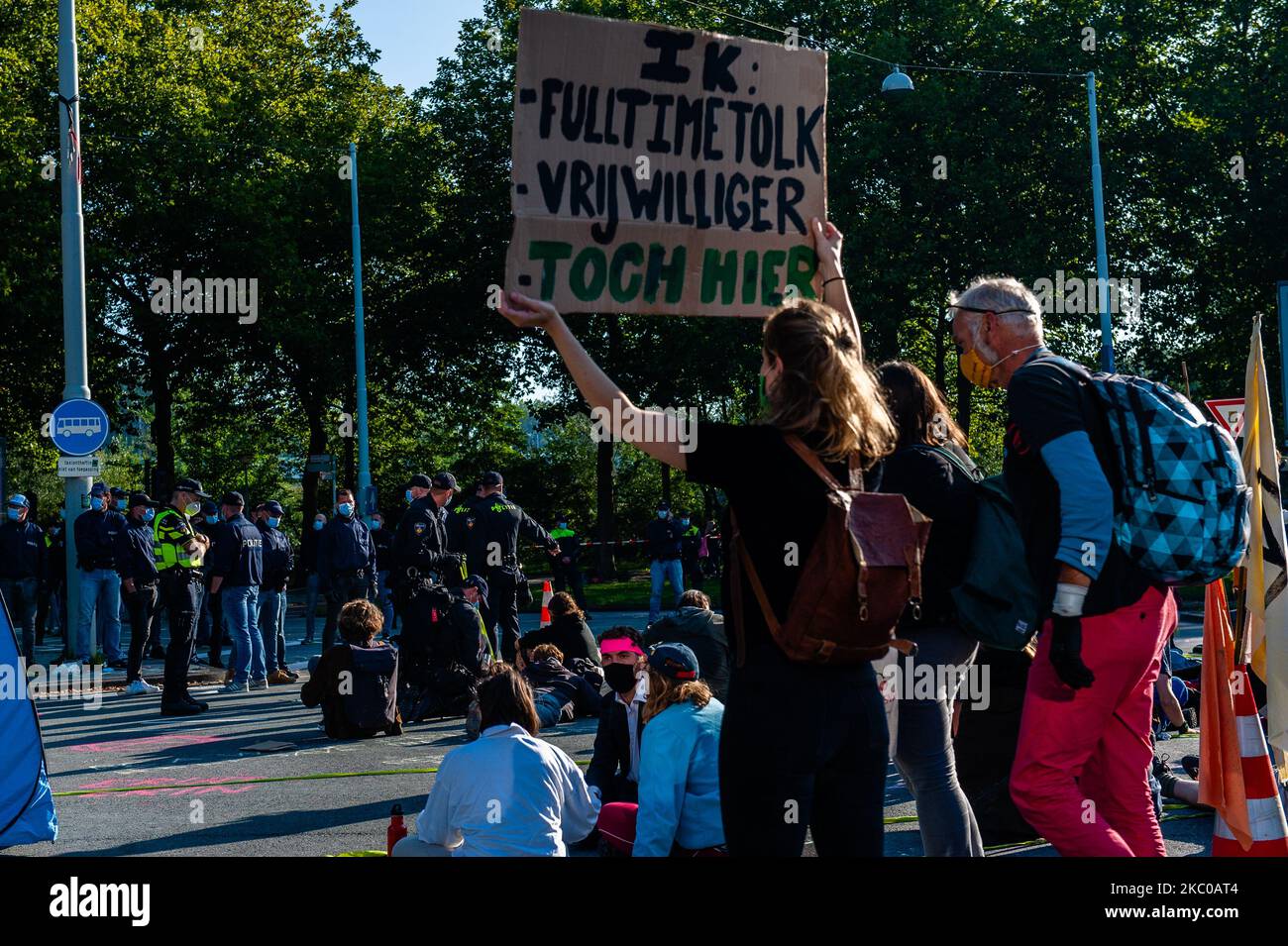 Migliaia di attivisti della ribellione di estinzione hanno bloccato la strada principale del distretto finanziario durante un atto di pacifica disobbedienza civile, ad Amsterdam, nei Paesi Bassi, il 21 settembre 2020. (Foto di Romy Arroyo Fernandez/NurPhoto) Foto Stock