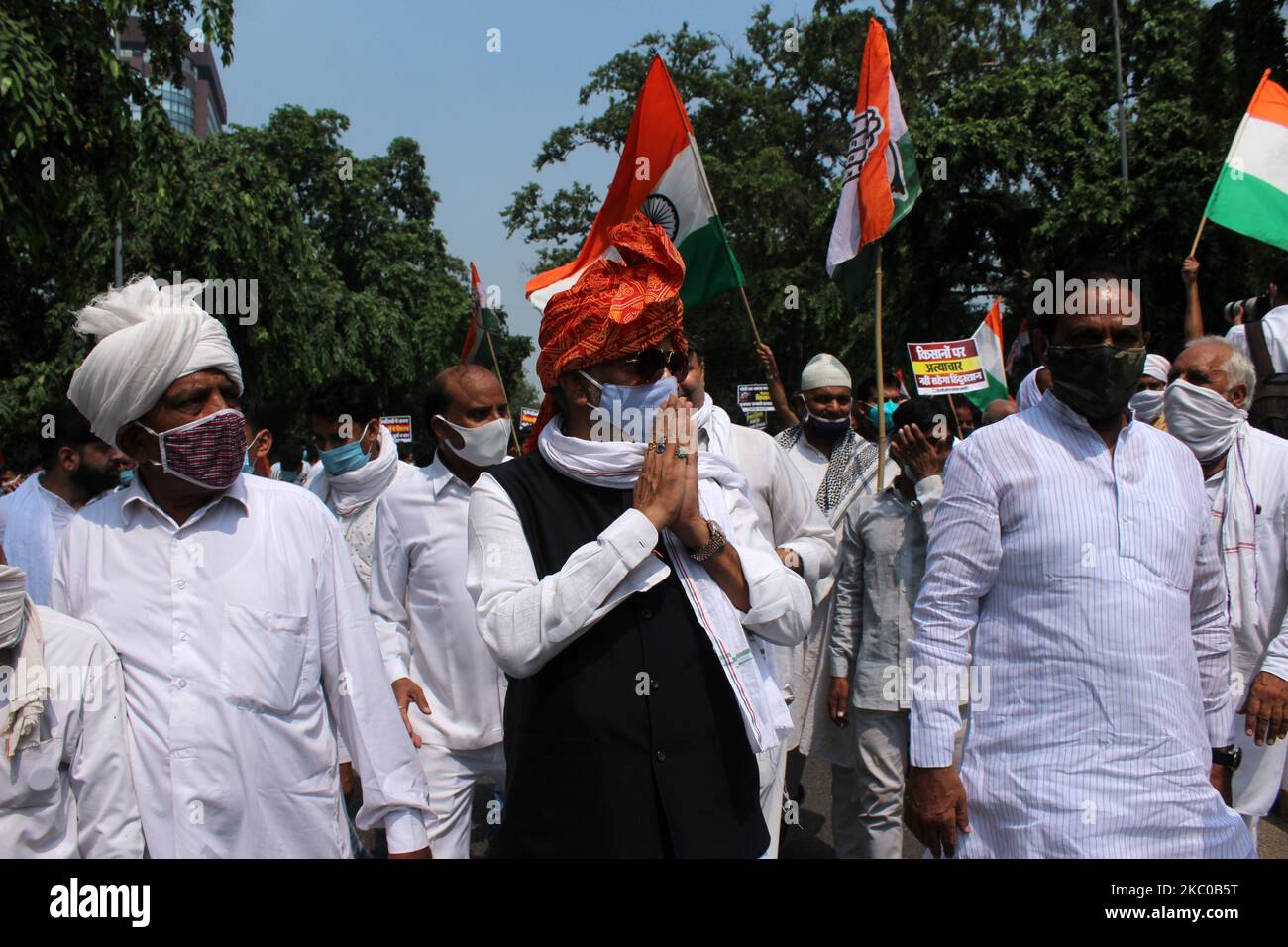 Delhi Pradesh Congress Committee (DPCC) Chief CH. Anil Kumar insieme ai lavoratori del Congresso ha tenuto una protesta contro i disegni di legge del governo centrale sulle riforme agricole a Rajendra Prasad Road il 21 settembre 2020 a Nuova Delhi. Il Centro ha introdotto le tre fatture per la riforma alimentare e agricola, vale a dire la legge sul commercio e il commercio dei prodotti agricoli (promozione e facilitazione), e l'accordo sull'empowerment e la protezione degli agricoltori per la garanzia dei prezzi e la legge sui servizi agricoli, nel mezzo di una forte protesta da parte dei partiti dell'opposizione e dei gruppi di agricoltori. (Foto di Mayank Makhija/NurPhoto) Foto Stock