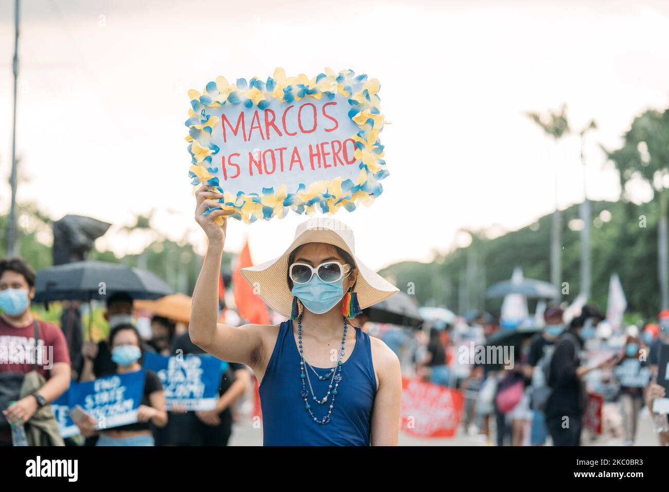 Un attivista che tiene un cartello 'Marcos non è un eroe' durante il programma pomeridiano in UP Diliman. Come commemorano il 48th° anniversario della Legge Martial che Ferdinando Marcos ha imposto durante il suo mandato. Quezon City, Filippine il 21 settembre 2020. (Foto di Mohd Sarajan/NurPhoto) Foto Stock