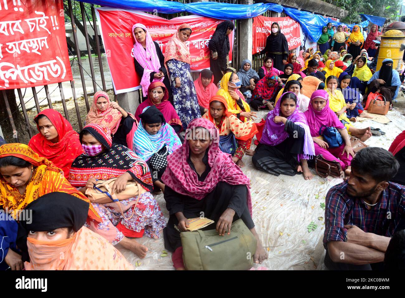 Operai di abbigliamento di Una fase limitata BD una dimostrazione davanti al National Press Club che chiede il pagamento dovuto a Dhaka, Bangladesh, il 22 settembre 2020. (Foto di Mamunur Rashid/NurPhoto) Foto Stock