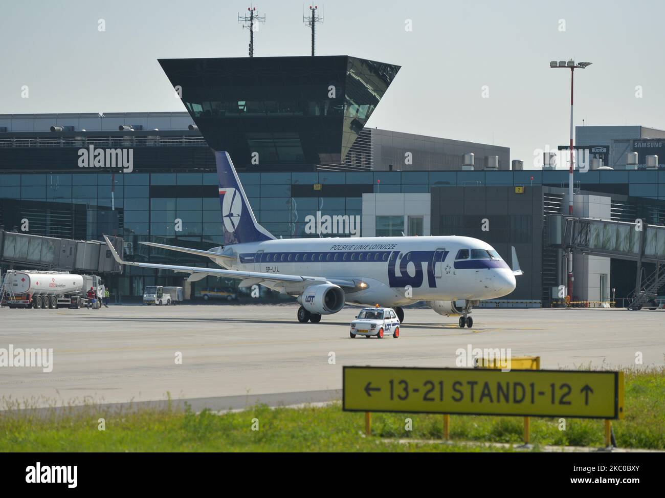 Fiat 126p polacca nei colori DEL LOTTO come auto 'Follow Me' per gli aerei Polish Airlines all'aeroporto Balice di Cracovia. L'evento è stato un tributo alla leggendaria macchina, il soprannome 'Maluch' che significa 'il piccolo' o 'toddler' la cui flotta ha lavorato negli aeroporti polacchi negli anni '70 e '80. Il 22 settembre 2020, a Cracovia, Polonia. (Foto di Artur Widak/NurPhoto) Foto Stock
