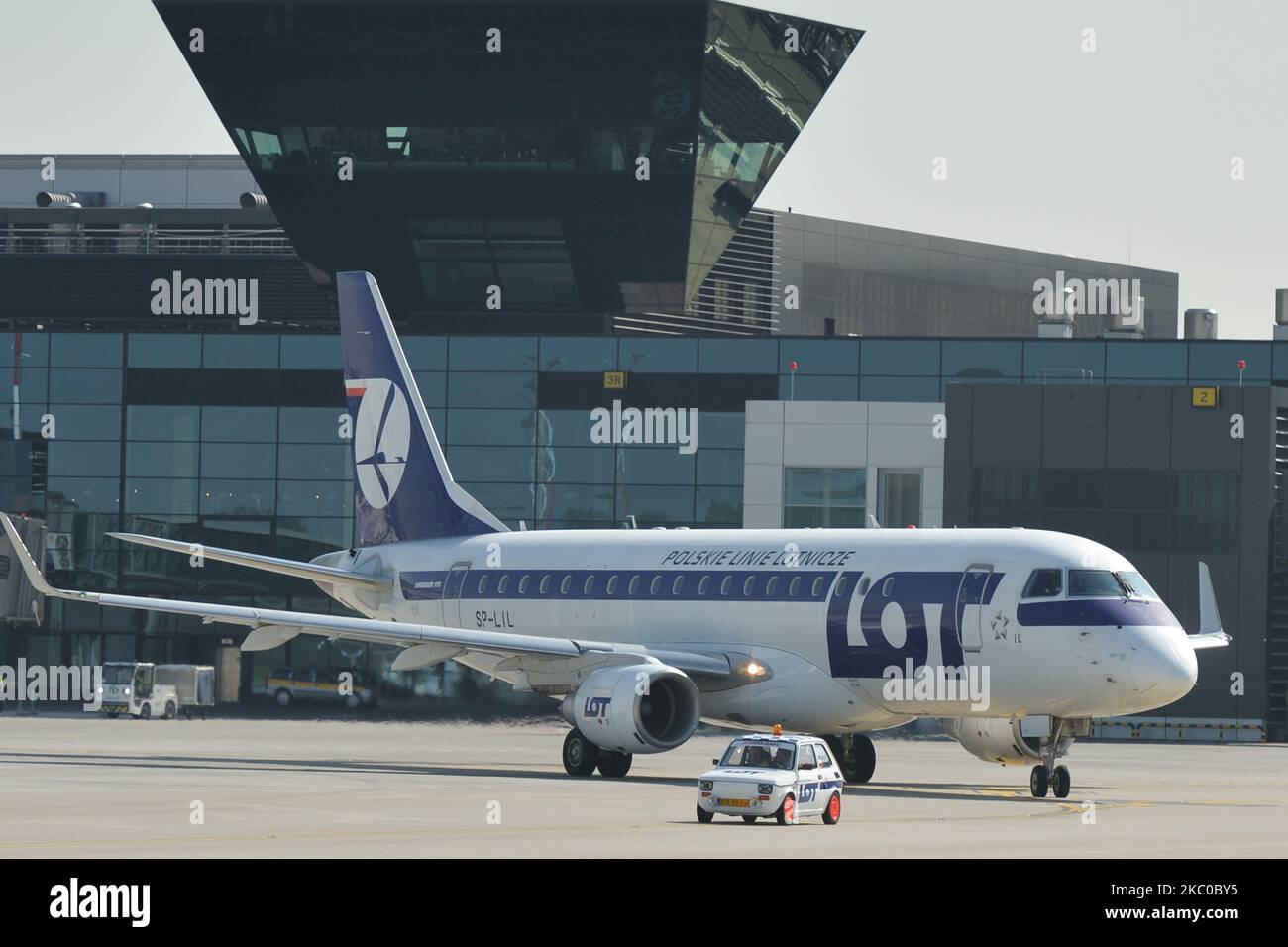 Fiat 126p polacca nei colori DEL LOTTO come auto 'Follow Me' per gli aerei Polish Airlines all'aeroporto Balice di Cracovia. L'evento è stato un tributo alla leggendaria macchina, il soprannome 'Maluch' che significa 'il piccolo' o 'toddler' la cui flotta ha lavorato negli aeroporti polacchi negli anni '70 e '80. Il 22 settembre 2020, a Cracovia, Polonia. (Foto di Artur Widak/NurPhoto) Foto Stock