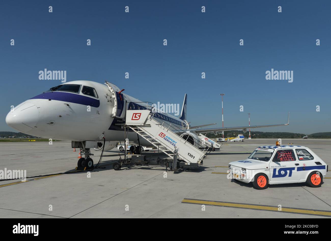 Fiat 126p polacca nei colori DEL LOTTO come auto 'Follow Me' per gli aerei Polish Airlines all'aeroporto Balice di Cracovia. L'evento è stato un tributo alla leggendaria macchina, il soprannome 'Maluch' che significa 'il piccolo' o 'toddler' la cui flotta ha lavorato negli aeroporti polacchi negli anni '70 e '80. Il 22 settembre 2020, a Cracovia, Polonia. (Foto di Artur Widak/NurPhoto) Foto Stock
