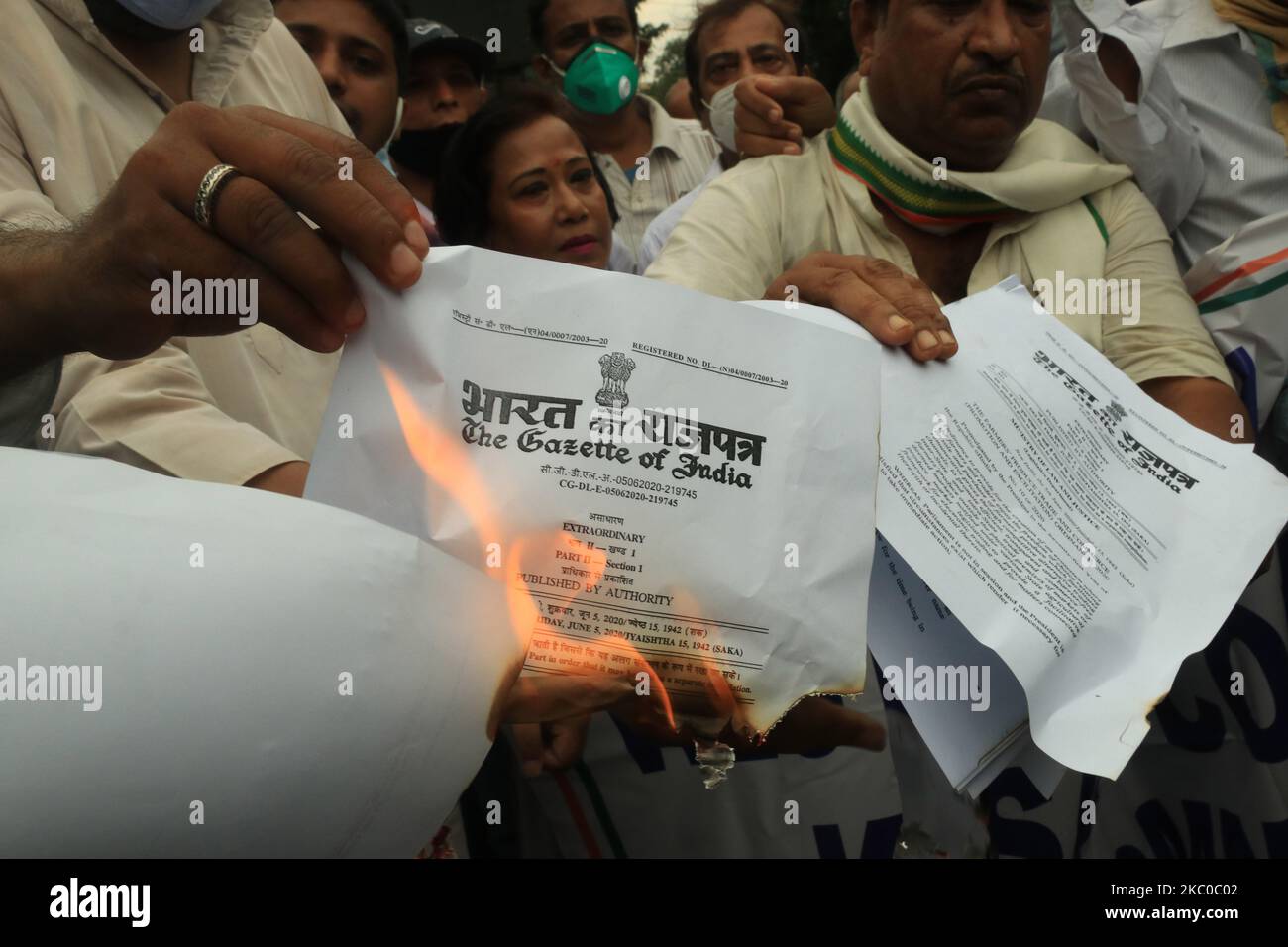 I membri del Comitato del Congresso indiano del Bengala Occidentale Pradesh Kishan bruciano copie e grida contro gli slogan del governo durante una protesta contro i conti agricoli a Kolkata il 22,2020 settembre. Domenica i legislatori indiani hanno approvato un paio di controverse leggi sull’agricoltura che il governo sostiene incentiveranno la crescita nel settore agricolo attraverso investimenti privati. (Foto di Debajyoti Chakraborty/NurPhoto) Foto Stock