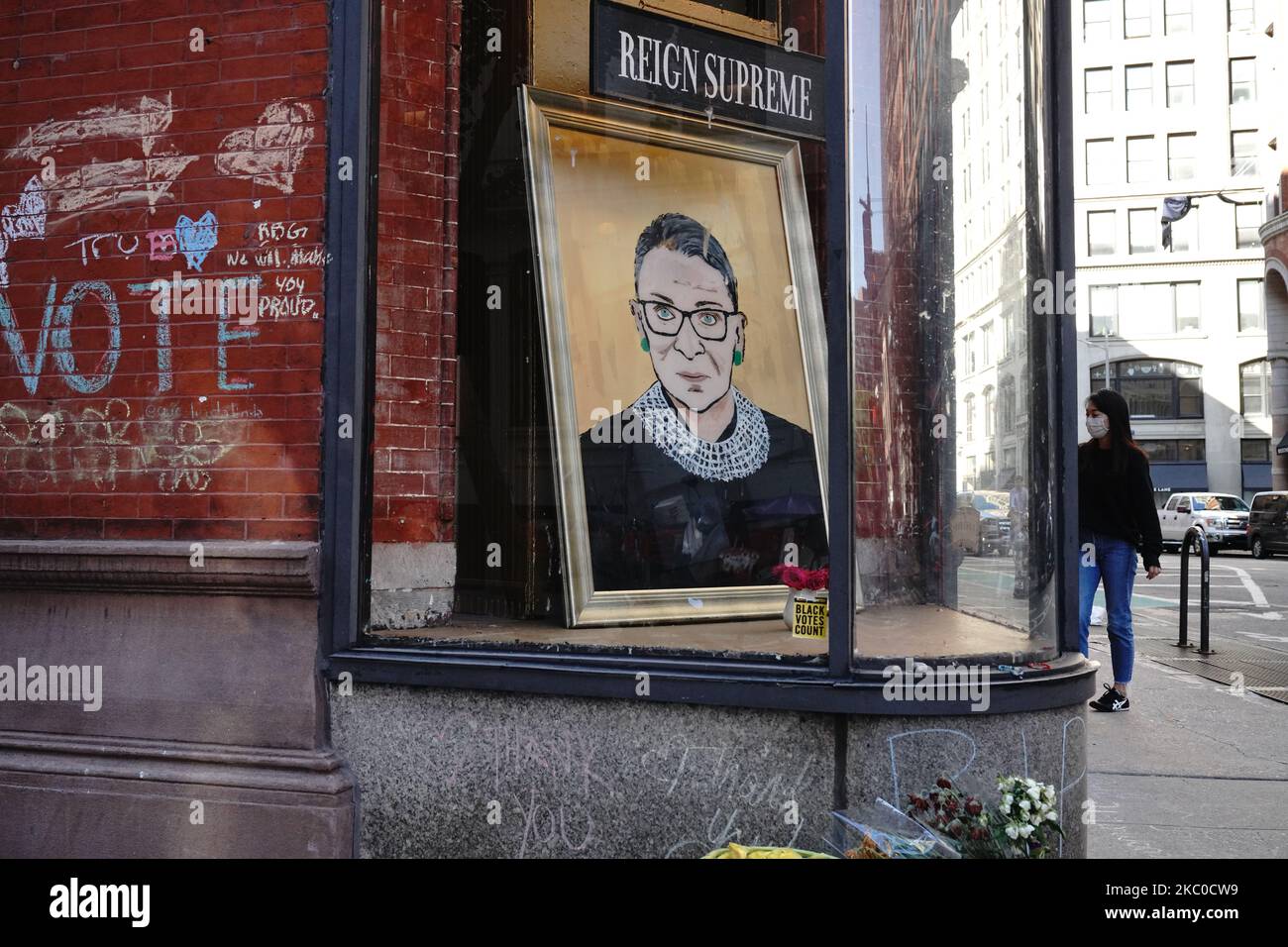 Pittura di giustizia Ruth Bader Ginsburg a fishs Eddy nel distretto di Flatiron il 22 settembre 2020. Giustizia Ruth Bader Ginsburg morì venerdì a causa di complicazioni del cancro pancreatico metastatico, aveva 87 anni. (Foto di John Nacion/NurPhoto) Foto Stock