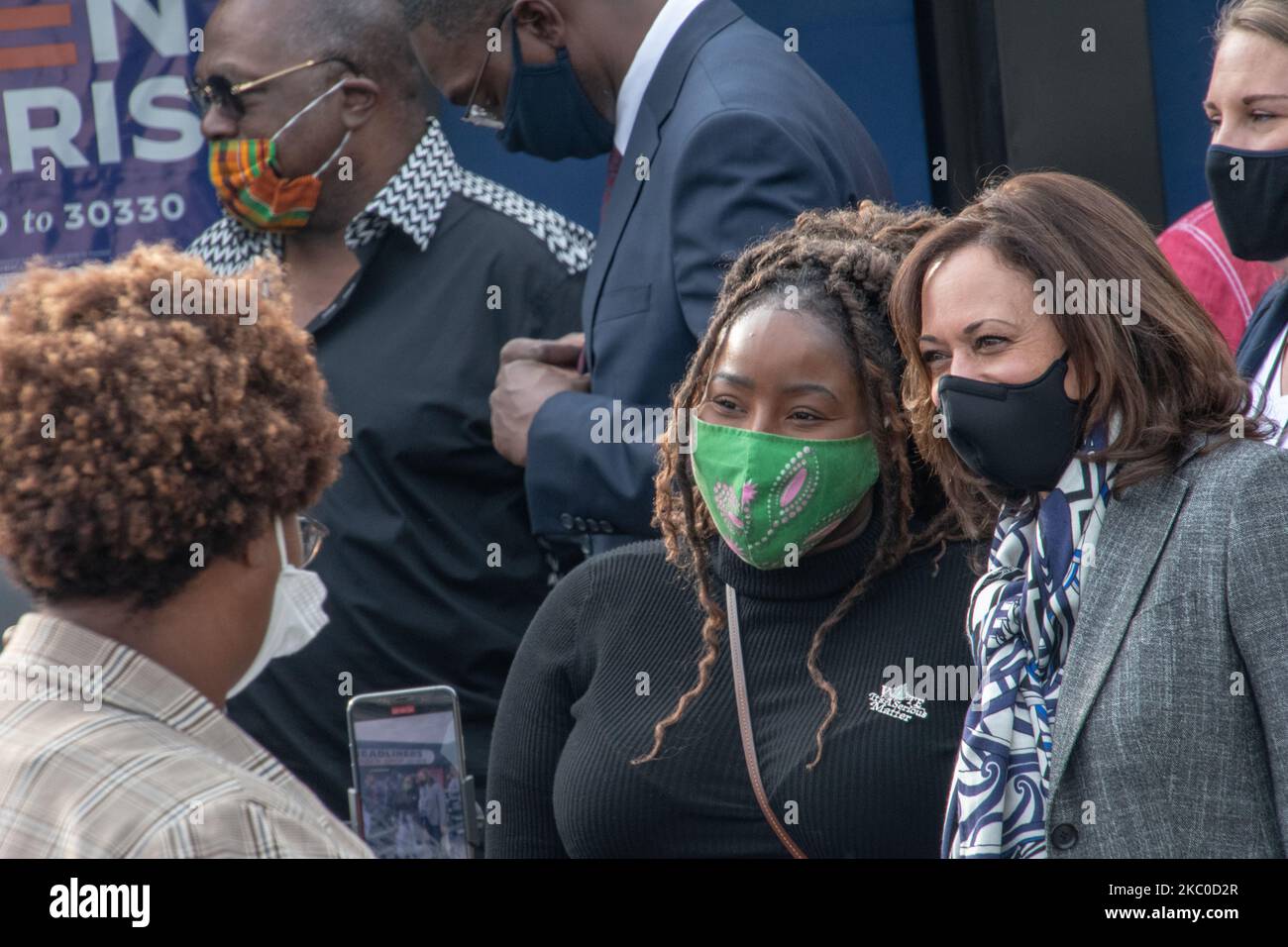 Kamala Harris si ferma a posare per una foto con un sostenitore durante la sua visita di campagna a Detroit il 22 settembre 2020. Detroit, una città nera a maggioranza è una probabile make o break popolazione voter per il biglietto Biden-Harris nello stato del Michigan per le elezioni del 2020. (Foto di Adam J. Dewey/NurPhoto) Foto Stock