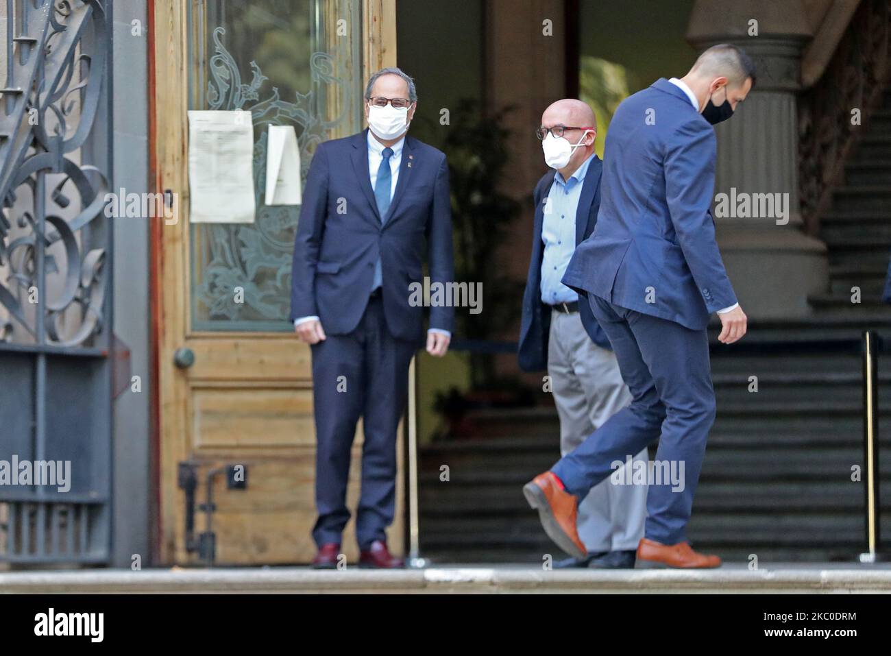 il presidente regionale catalano Quim Torra (L) e il suo avvocato Gonzalo Boye (C) arrivano alla Corte superiore di Giustizia della Catalogna (TSJC) a Barcellona il 23 settembre 2020. (Foto di Joan Valls/Urbanandsport/NurPhoto) Foto Stock