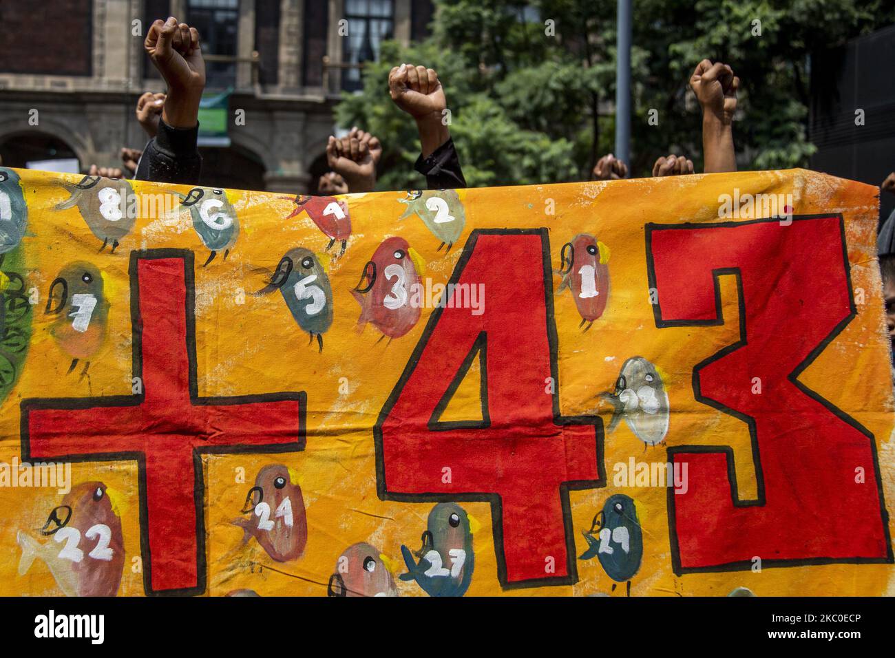 I genitori dei 43 studenti Ayotzinapa, insieme agli studenti della scuola rurale normale Isidro Burgos de Guerrero, hanno iniziato le proteste a Città del Messico, in Messico, il 23 settembre 2020, dove chiedono che le autorità ricercano i giovani e puniscano i responsabili della scomparsa. (Foto di Jair Cabrera/NurPhoto) Foto Stock