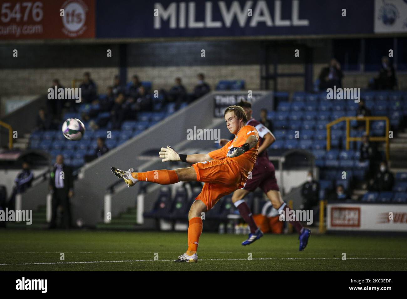 Bailey Peacock-Farrell di Burnley libera la palla durante la Carabao Cup match tra Millwall e Burnley al Den, Londra, Inghilterra il 23rd settembre 2020. (Foto di Tom West/MI News/NurPhoto) Foto Stock