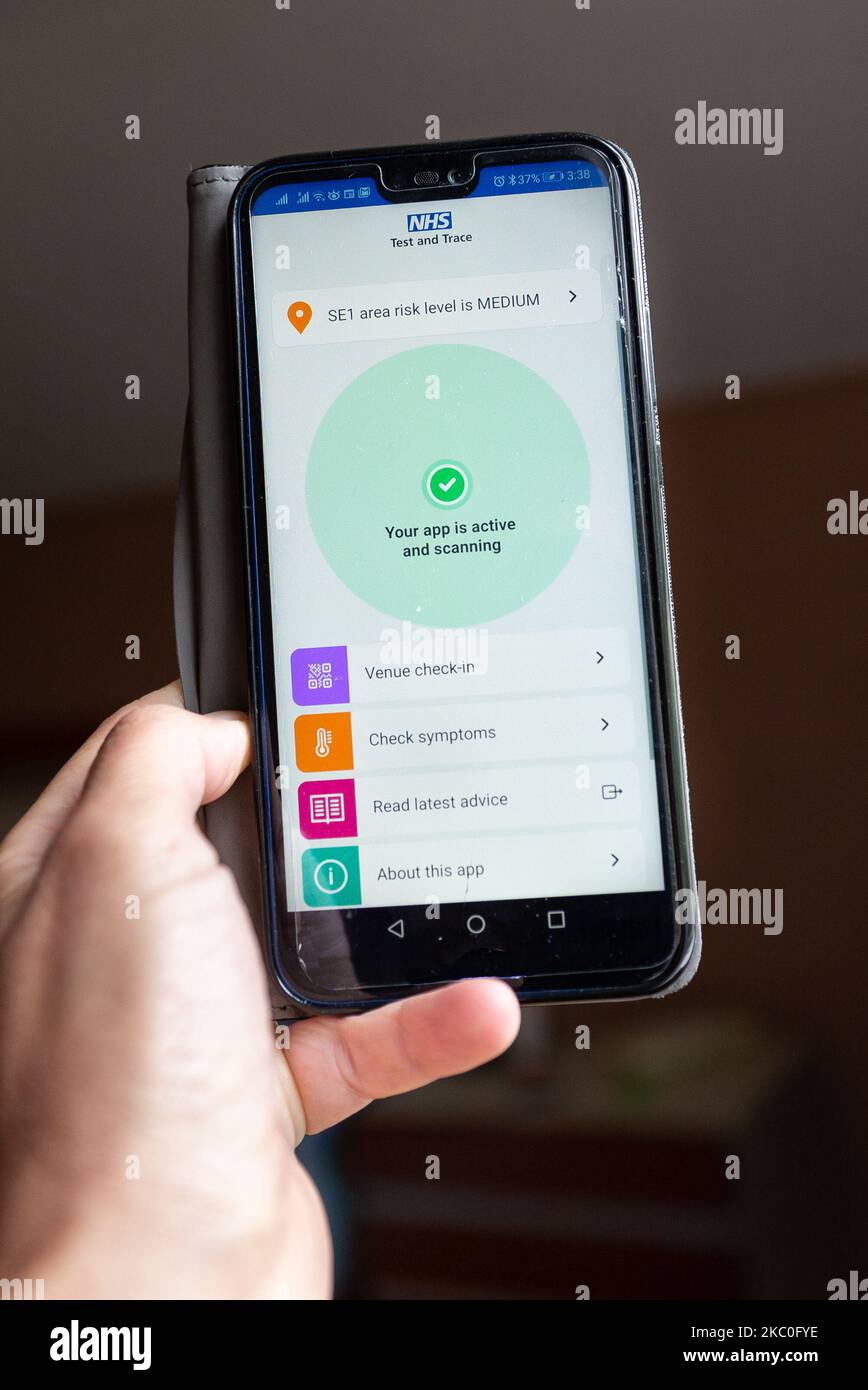 Per scopi illustrativi una donna ha un telefono cellulare con Covid-19 tracking and tracing app aperto mentre NHS lancia una nuova applicazione in Inghilterra e Galles - Londra, Inghilterra, 24 settembre 2020. Gli utenti Android e iPhone della nuova app hanno già segnalato problemi. (Foto di Dominika Zarzycka/NurPhoto) Foto Stock