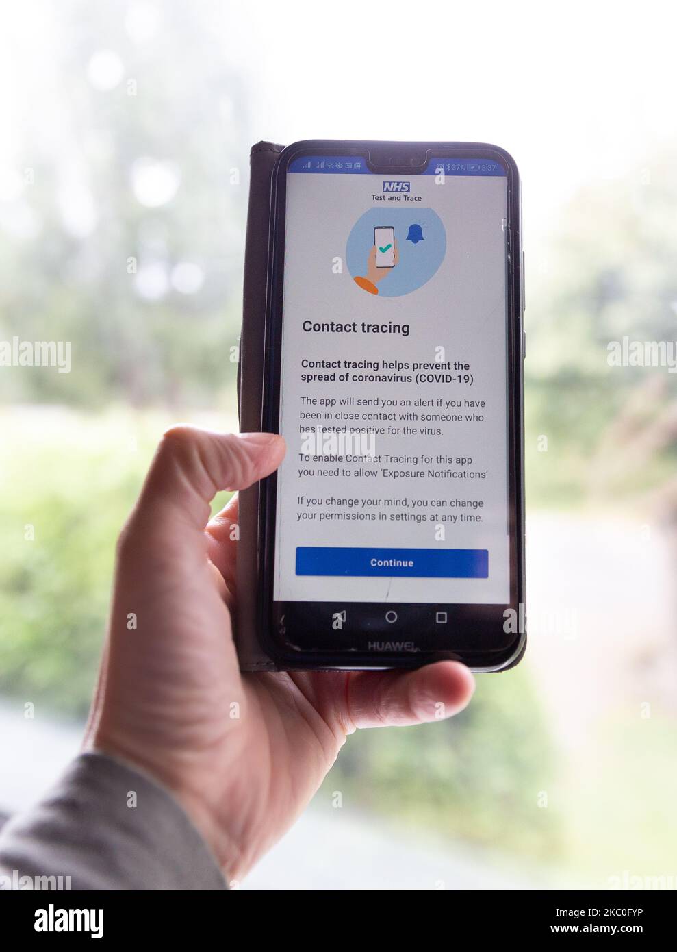 Per scopi illustrativi una donna ha un telefono cellulare con Covid-19 tracking and tracing app aperto mentre NHS lancia una nuova applicazione in Inghilterra e Galles - Londra, Inghilterra, 24 settembre 2020. Gli utenti Android e iPhone della nuova app hanno già segnalato problemi. (Foto di Dominika Zarzycka/NurPhoto) Foto Stock