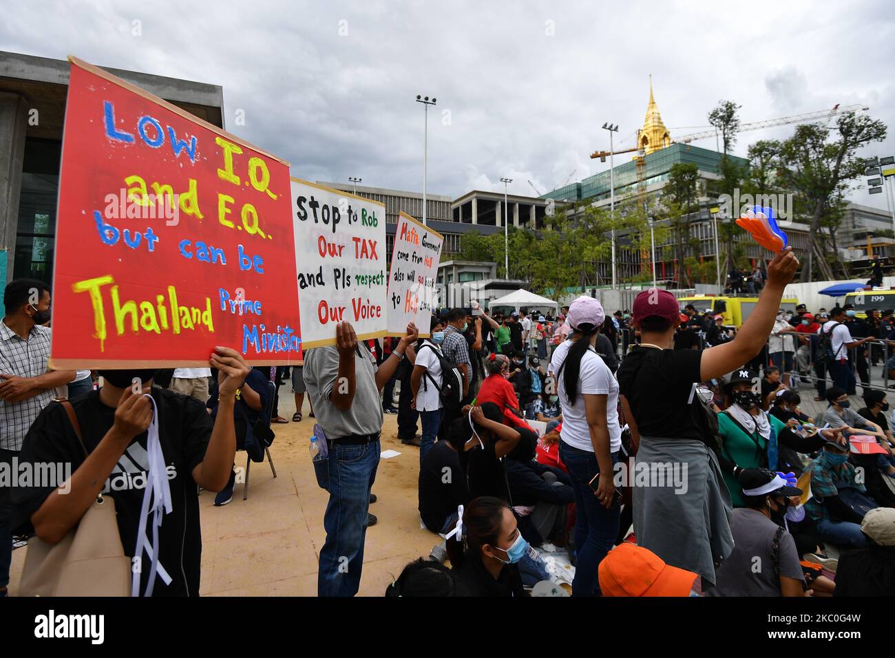 I manifestanti anti anti-governativi partecipano a un raduno a favore della democrazia al di fuori del parlamento a Bangkok, che chiama a una nuova costituzione e a un primo ministro dimesso il 24 settembre 2020 a Bangkok, in Thailandia. (Foto di Vachira Vachira/NurPhoto) Foto Stock