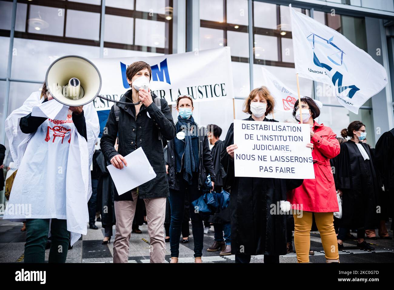 Diverse centinaia di magistrati hanno dimostrato di fronte al Tribunal de grande Instance (TGI) di Parigi, in Francia, il 24 settembre 2020 contro il Ministro della Giustizia, Eric Dupond-Moretti. Questo raduno su invito dell'Union syndicale de la magistrature (USM) e del Syndicat de la magistrature (SM) fa seguito ai recenti attacchi del ministro della Giustizia contro l'Ecole Nationale de la Magistrature (ENM) e a un'indagine contro due magistrati del Parquet National Financier (PNF). (Foto di Samuel Boivin/NurPhoto) Foto Stock