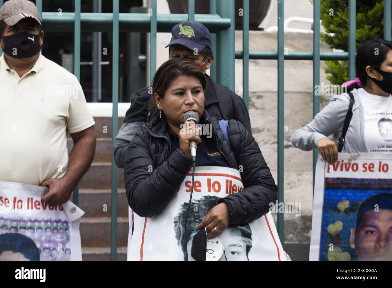 Genitori e compagni di scuola dei 43 studenti scomparsi Ayotzinapa hanno tenuto una protesta di fronte alle strutture del Consiglio giudiziario federale (CJF) il 24 settembre 2020 a Città del Messico, Messico. Questo evento fa parte delle varie attività previste per il sesto anniversario del rapimento dei loro figli nella città di Iguala. (Foto di Cristian Leyva/NurPhoto) Foto Stock