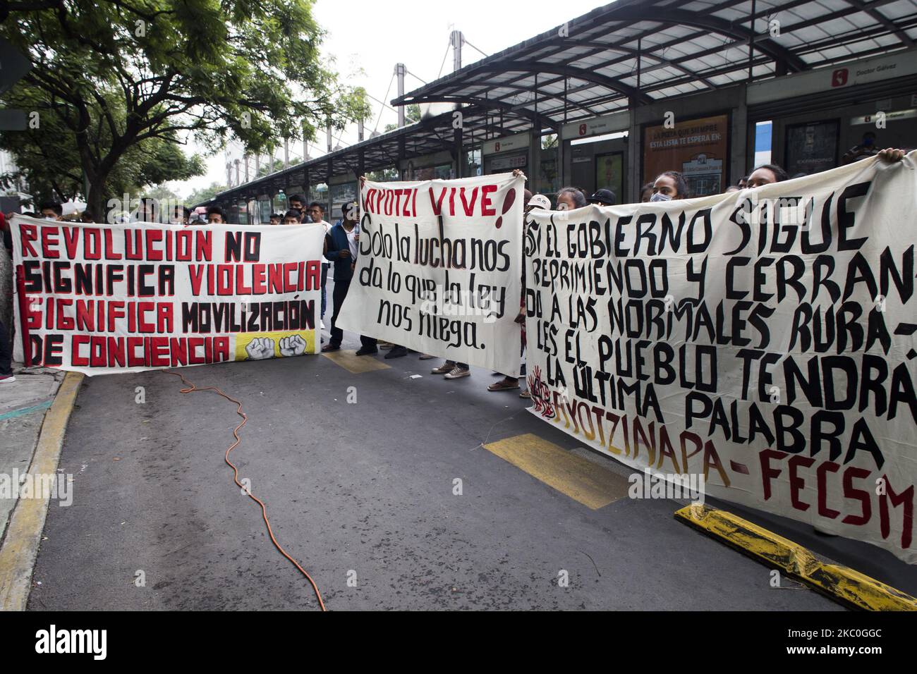 Genitori e compagni di scuola dei 43 studenti scomparsi Ayotzinapa hanno tenuto una protesta di fronte alle strutture del Consiglio giudiziario federale (CJF) il 24 settembre 2020 a Città del Messico, Messico. Questo evento fa parte delle varie attività previste per il sesto anniversario del rapimento dei loro figli nella città di Iguala. (Foto di Cristian Leyva/NurPhoto) Foto Stock