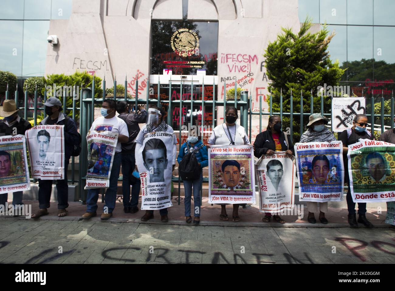 Genitori e compagni di scuola dei 43 studenti scomparsi Ayotzinapa hanno tenuto una protesta di fronte alle strutture del Consiglio giudiziario federale (CJF) il 24 settembre 2020 a Città del Messico, Messico. Questo evento fa parte delle varie attività previste per il sesto anniversario del rapimento dei loro figli nella città di Iguala. (Foto di Cristian Leyva/NurPhoto) Foto Stock